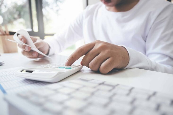 jovem mulher trata online as E-Fatura