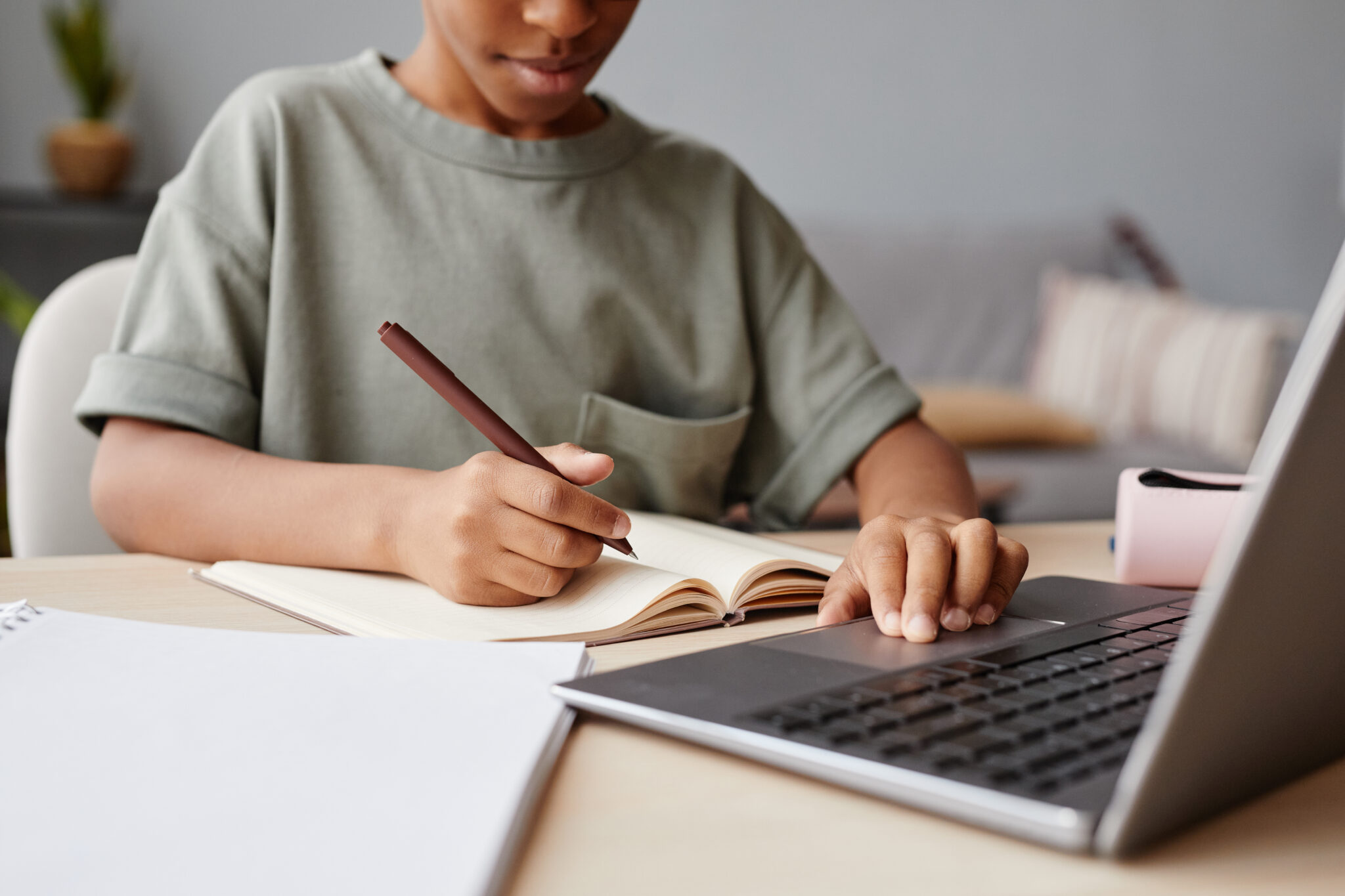 Como pedir férias no trabalho Jovem mulher aponta num caderno as conclusões da pesquisa que está a fazer online