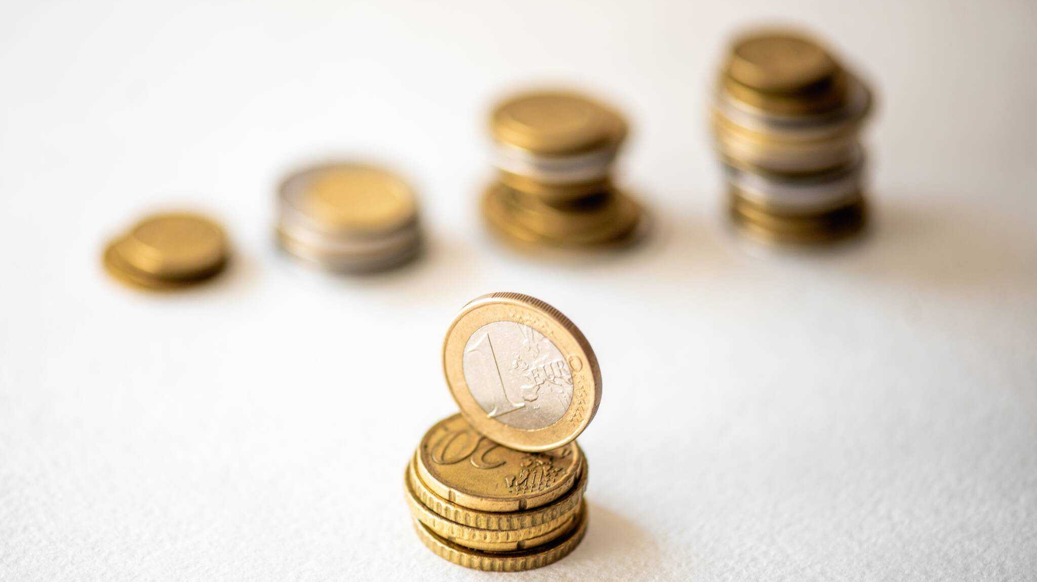 moedas de um euro frente a várias pilhas de moedas que vão crescendo, à media que se aumenta a popuança e se consegue construir fundo de emergência