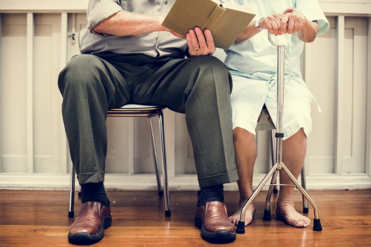 Casal de idosos a exercer do seu direito do atendimento prioritário num hospital