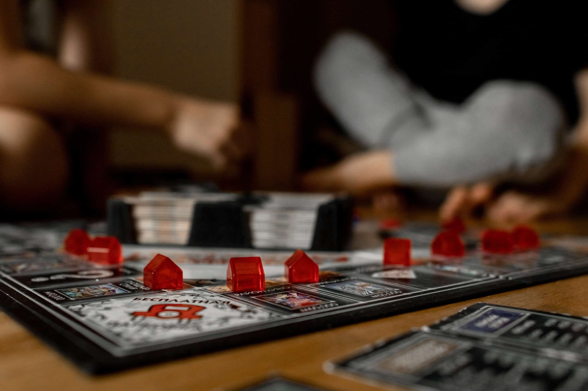 Chegou o aniversário do seu filho? Dê-lhe “presentes financeiros” mãos de crianças a lançar os dados sob o tabuleiro do jogo Monopólio, uma sugestão disponível entre vários presentes financeiros