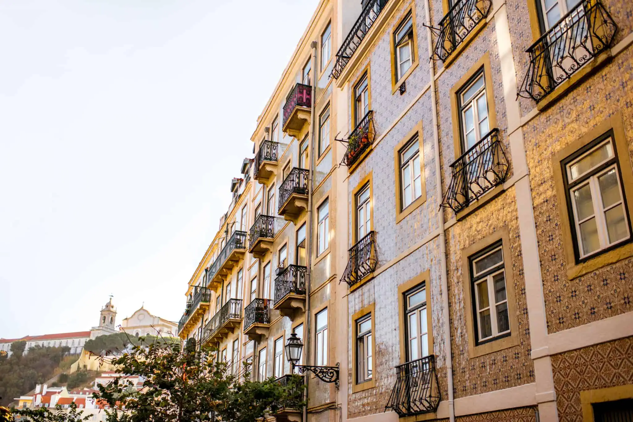 Rendas: Como funciona a compensação fiscal para os senhorios? casas na cidade de Lisboa a ilustrar o ajuste do valores de rendas no novo ano