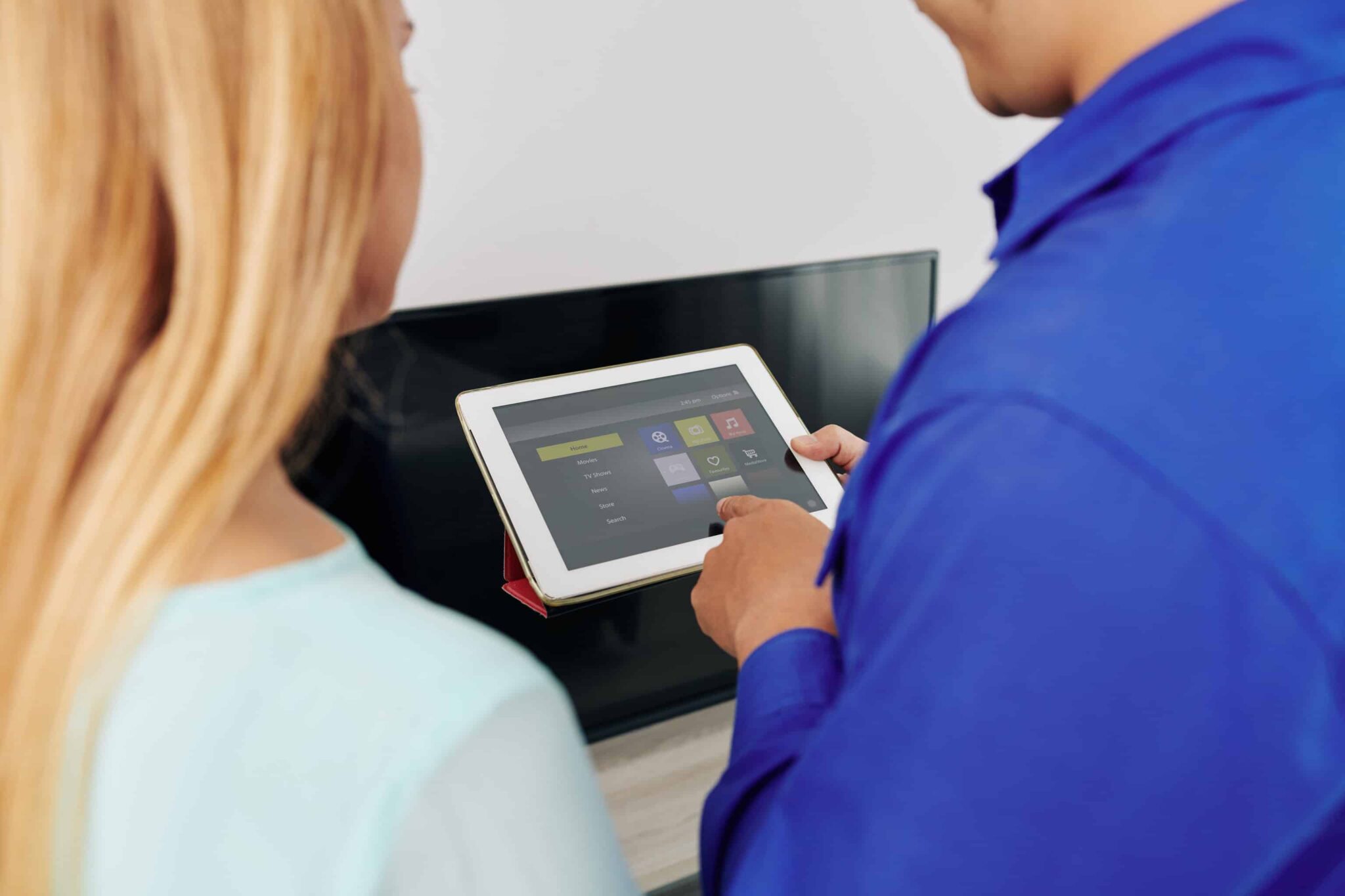 casal a utilizar domótica na aplicação após saber os prós e contras de uma casa inteligente