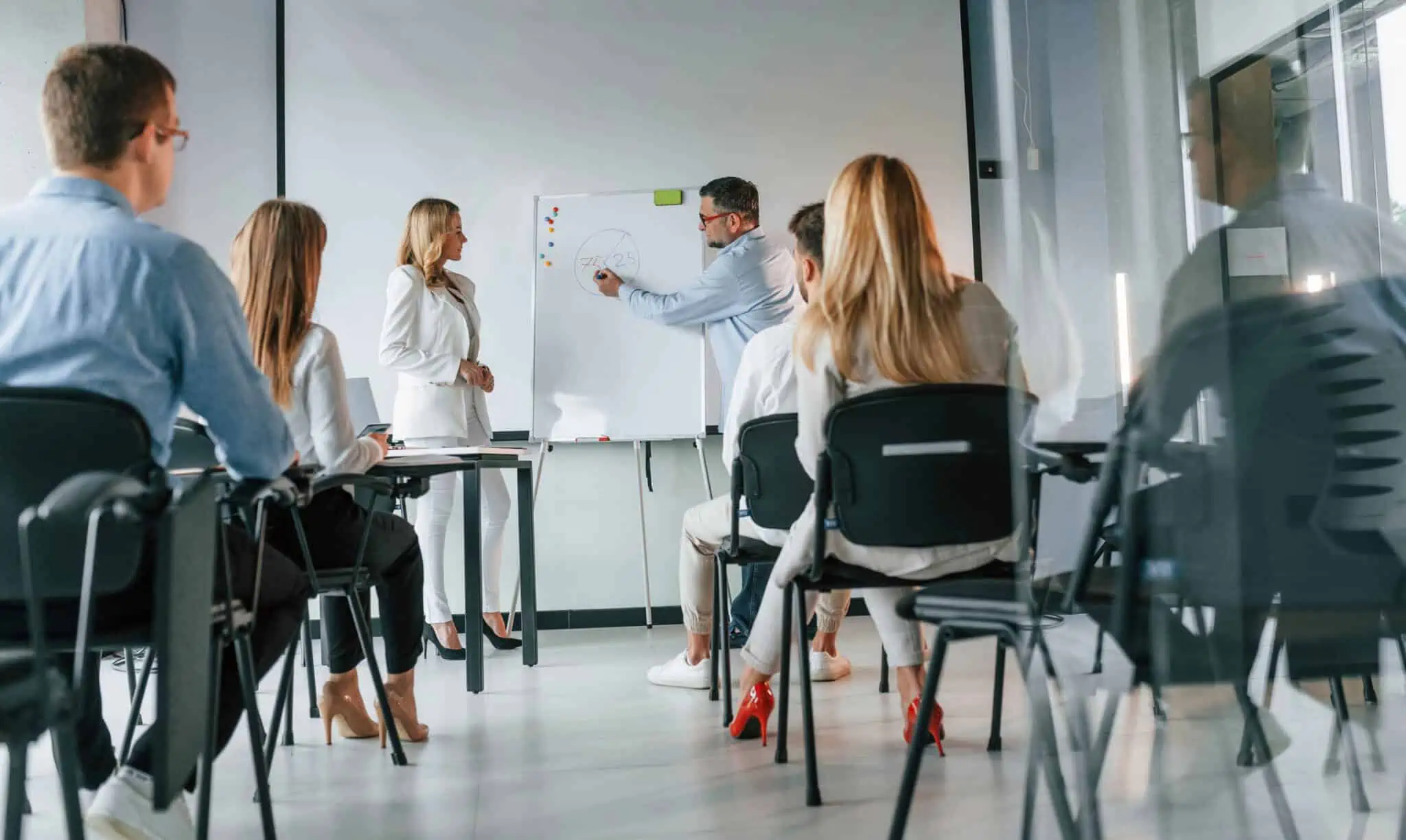 10 cursos sobre finanças pessoais que podem ajudá-lo a gerir as suas grupo de jovens, honens e mulhees, assistem a fomação lecionada por um casal, tratando-se de um cursos sobre finanças pessoais