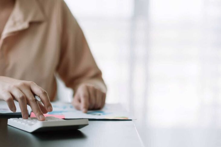 jovem mulher a preencher datas de entrega do IRS em 2023