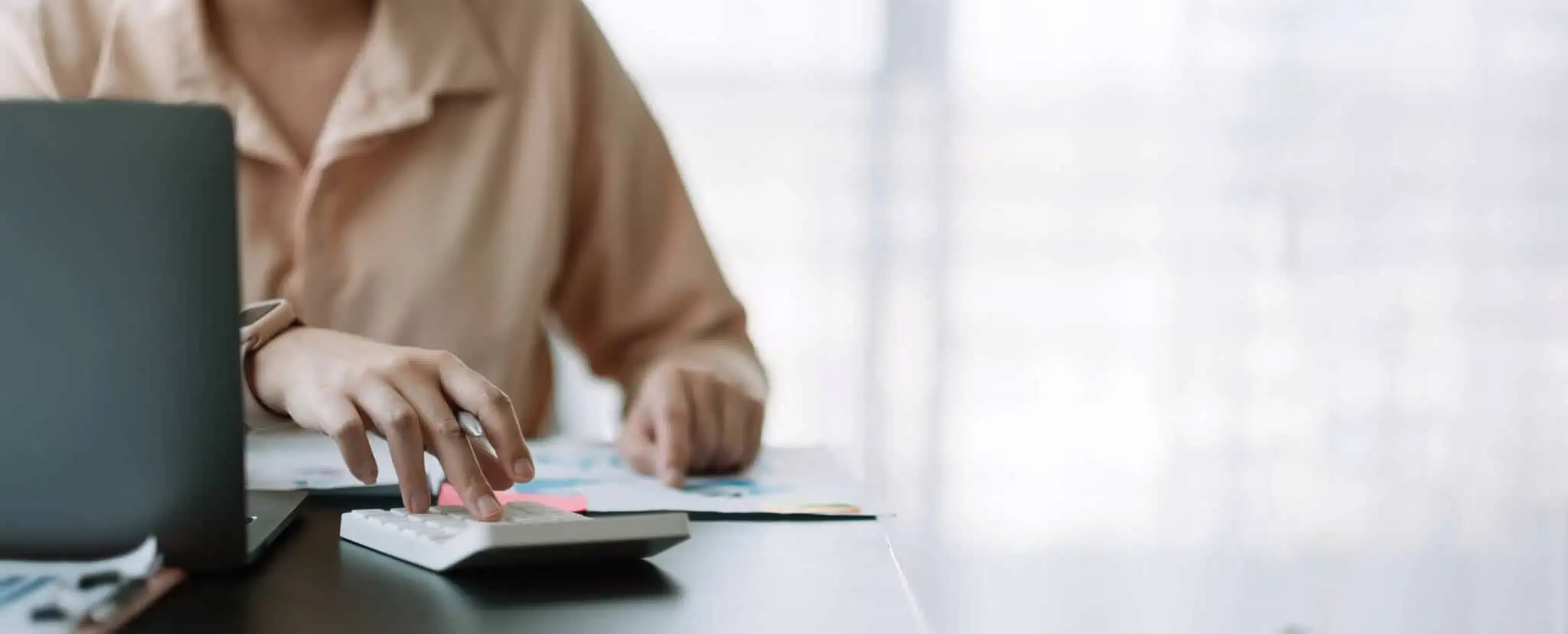 Sabe quais são as principais datas de entrega do IRS este ano? jovem mulher a preencher datas de entrega do IRS em 2023