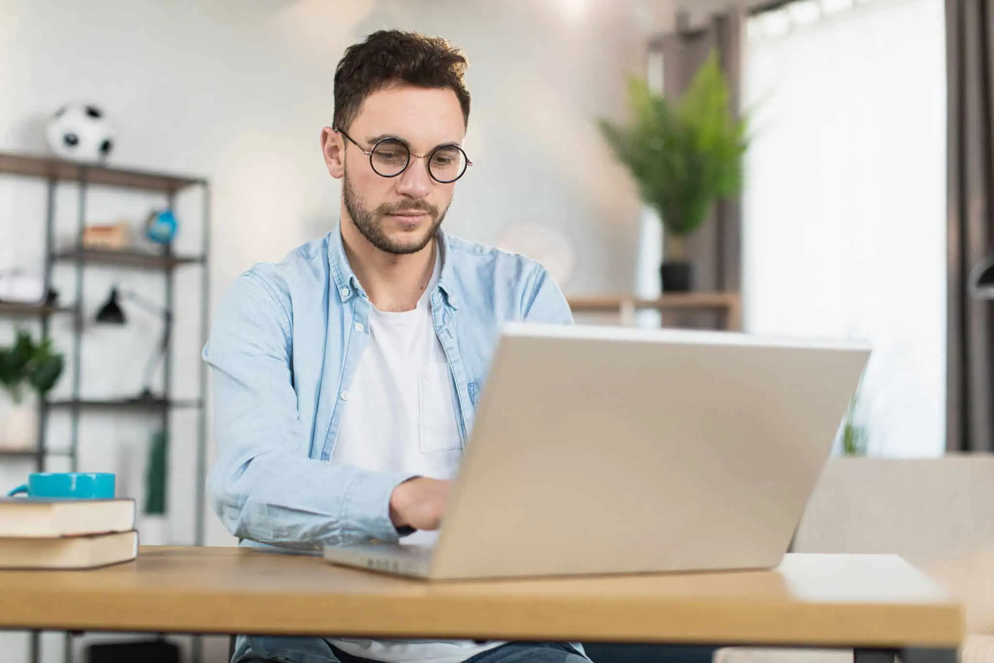 O que significa declaração de IRS liquidada? Homem sentado ao computador a fazer a entrega da declaração de IRS e a verificar que tem a declaração de IRS liquidada