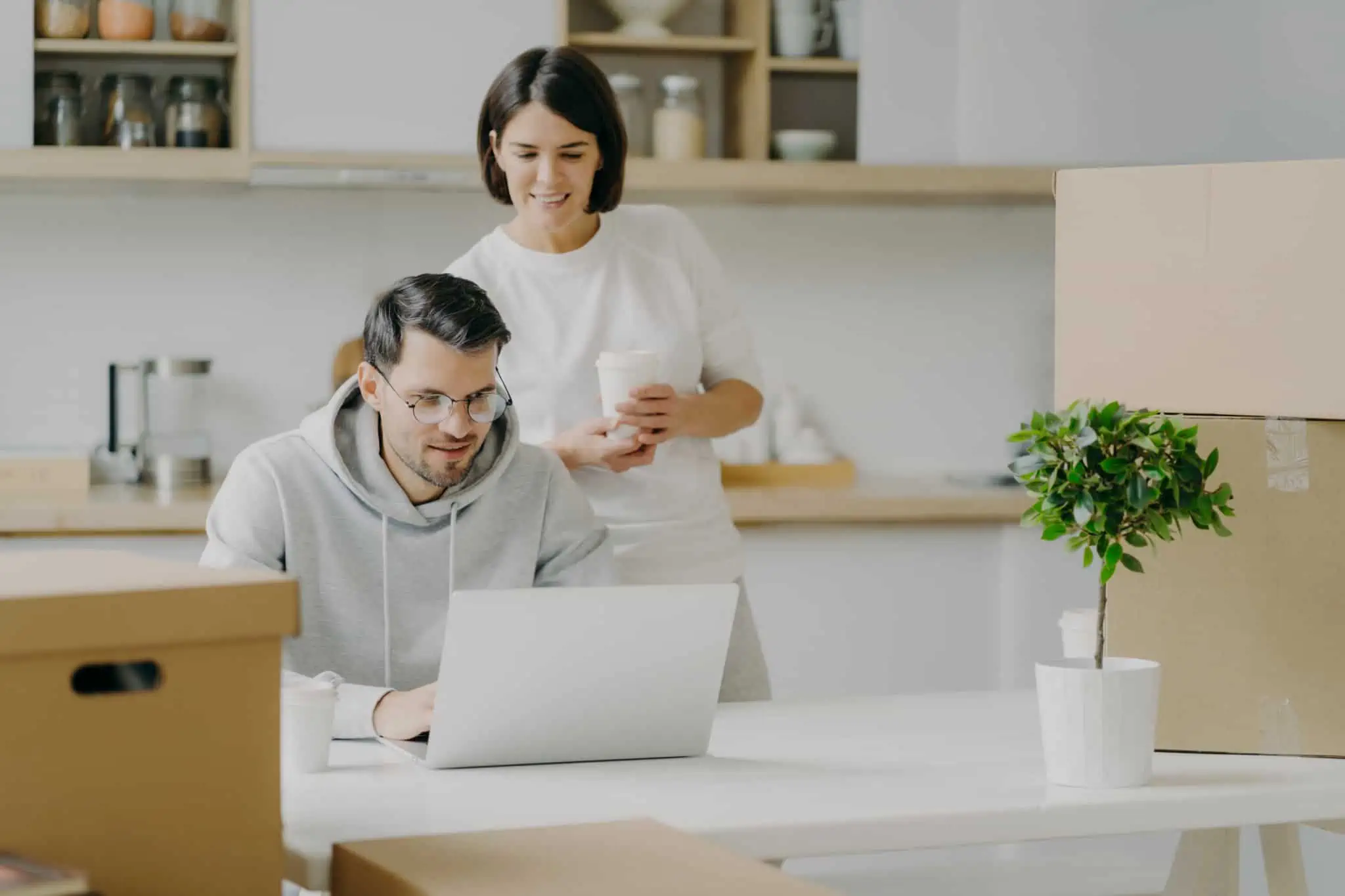 Como proteger o recheio da habitação em casos de catástrofes naturais? casal a ver no computador quanti custa proteger o recheio da habitação em casos de catástrofes naturais