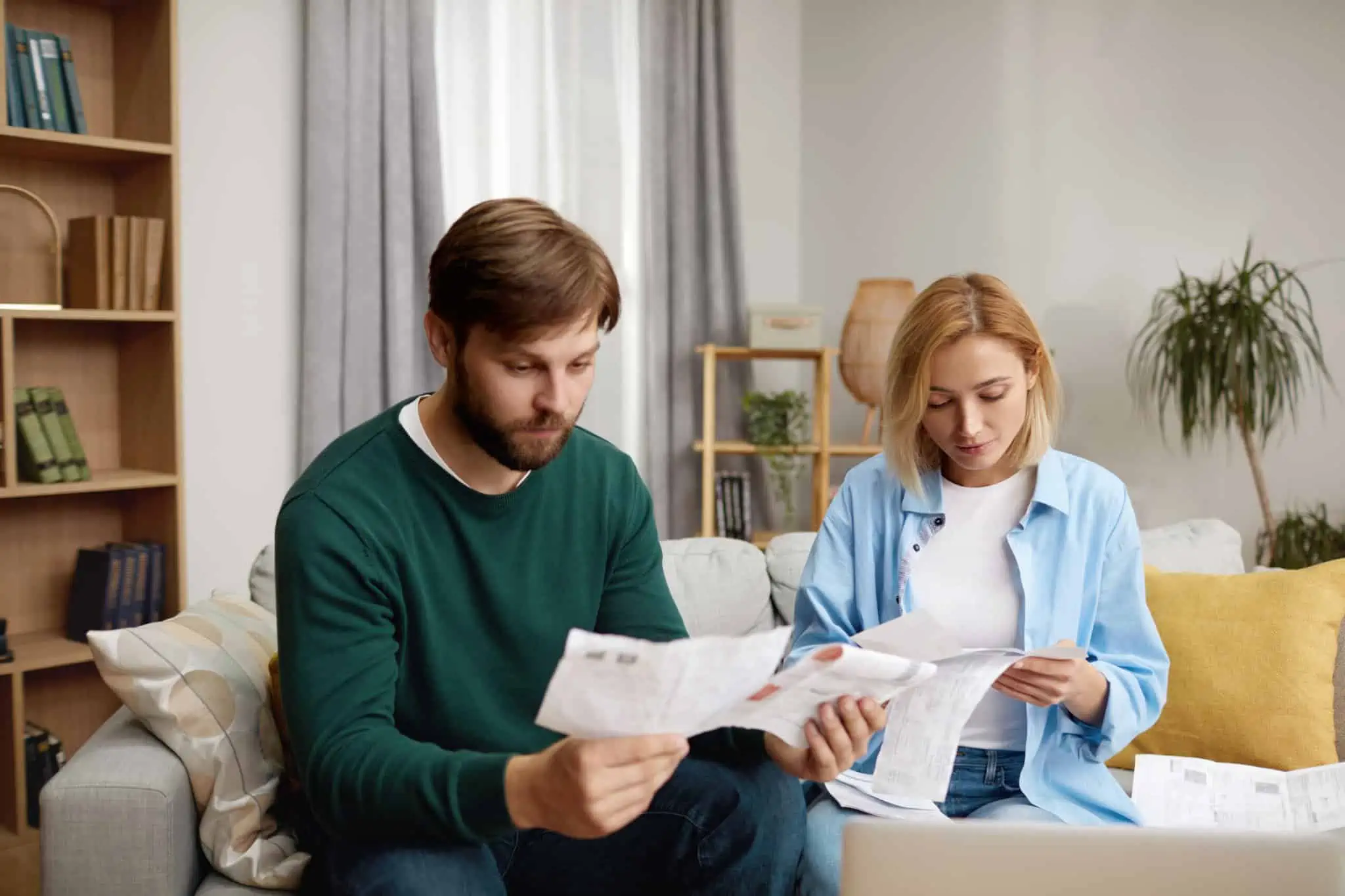 Tem vários créditos? Saiba como pode reduzir os encargos um casal que tem vários créditos e está analisar como baixar os encargos das prestações