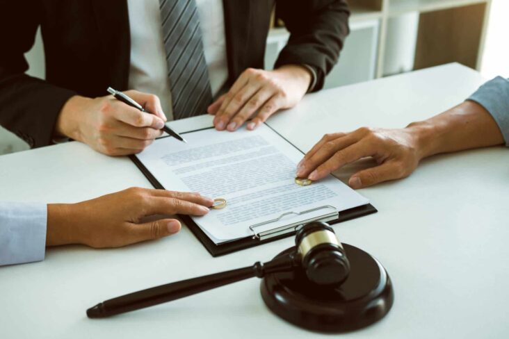 Casal a assinar divórcio simbolizando primeiro IRS após separação