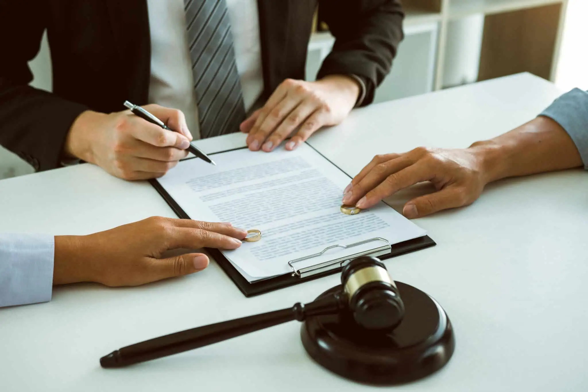Primeiro IRS após o divórcio: O que ter em consideração? Casal a assinar divórcio simbolizando primeiro IRS após separação