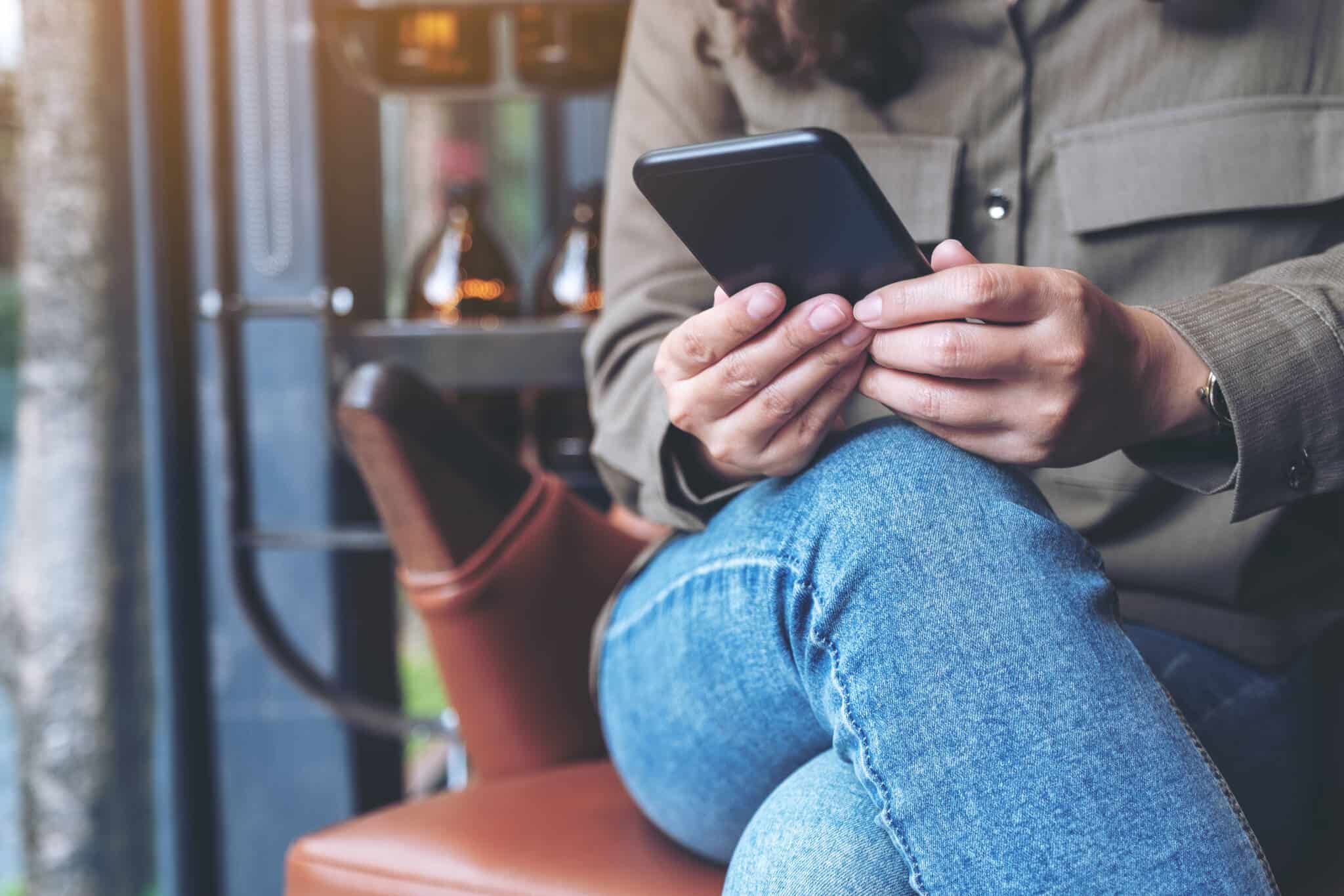 mulher a usar smartphone