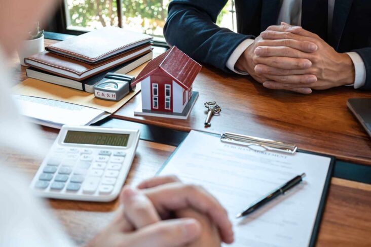 pessoa a analisar as contas para perceber se compensa transferir o crédito habitação ou pedir o apoio do Governo