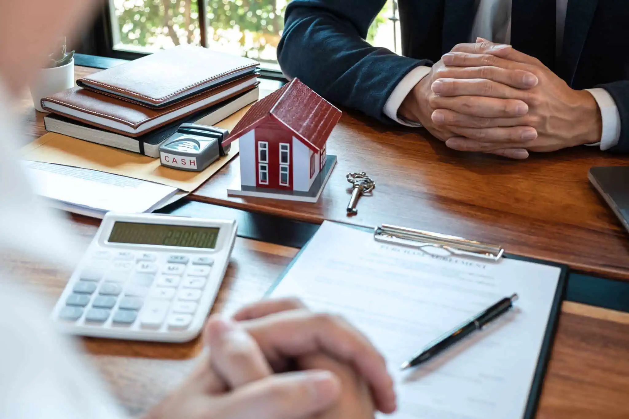 Se transferir o crédito habitação perco a bonificação de juros? pessoa a analisar as contas para perceber se compensa transferir o crédito habitação ou pedir o apoio do Governo