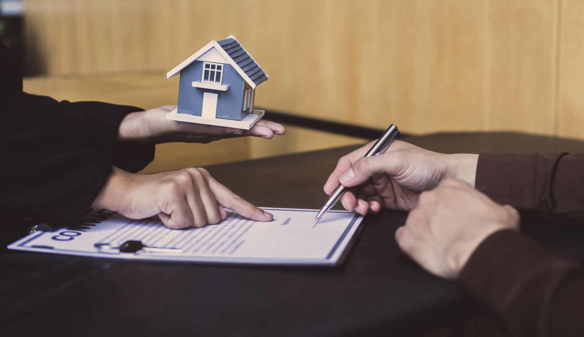 Assinatura de contrato de crédito habitação entre bancário e cliente simbolizando subscrever taxa fixa