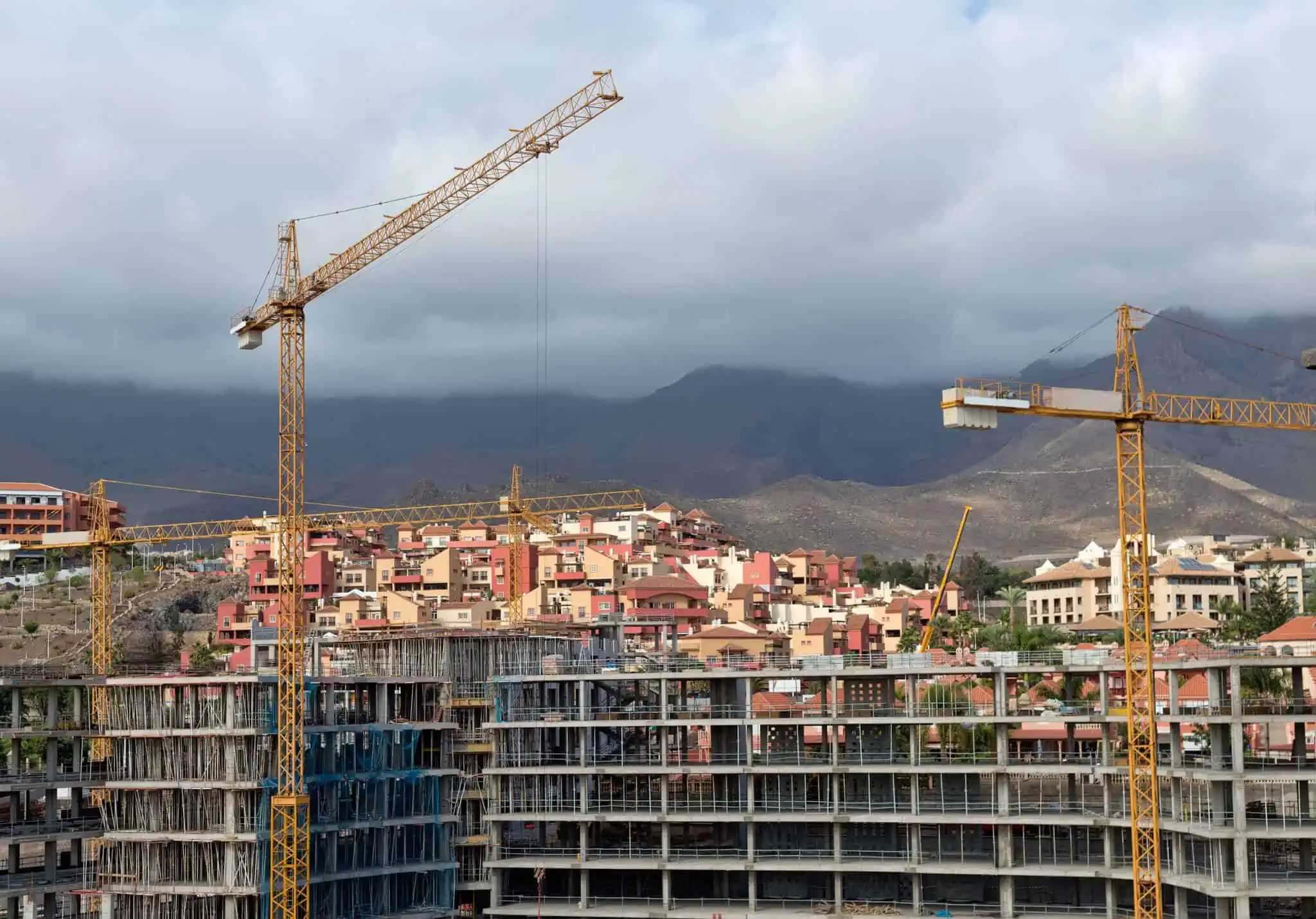 construção de obra com guindastes