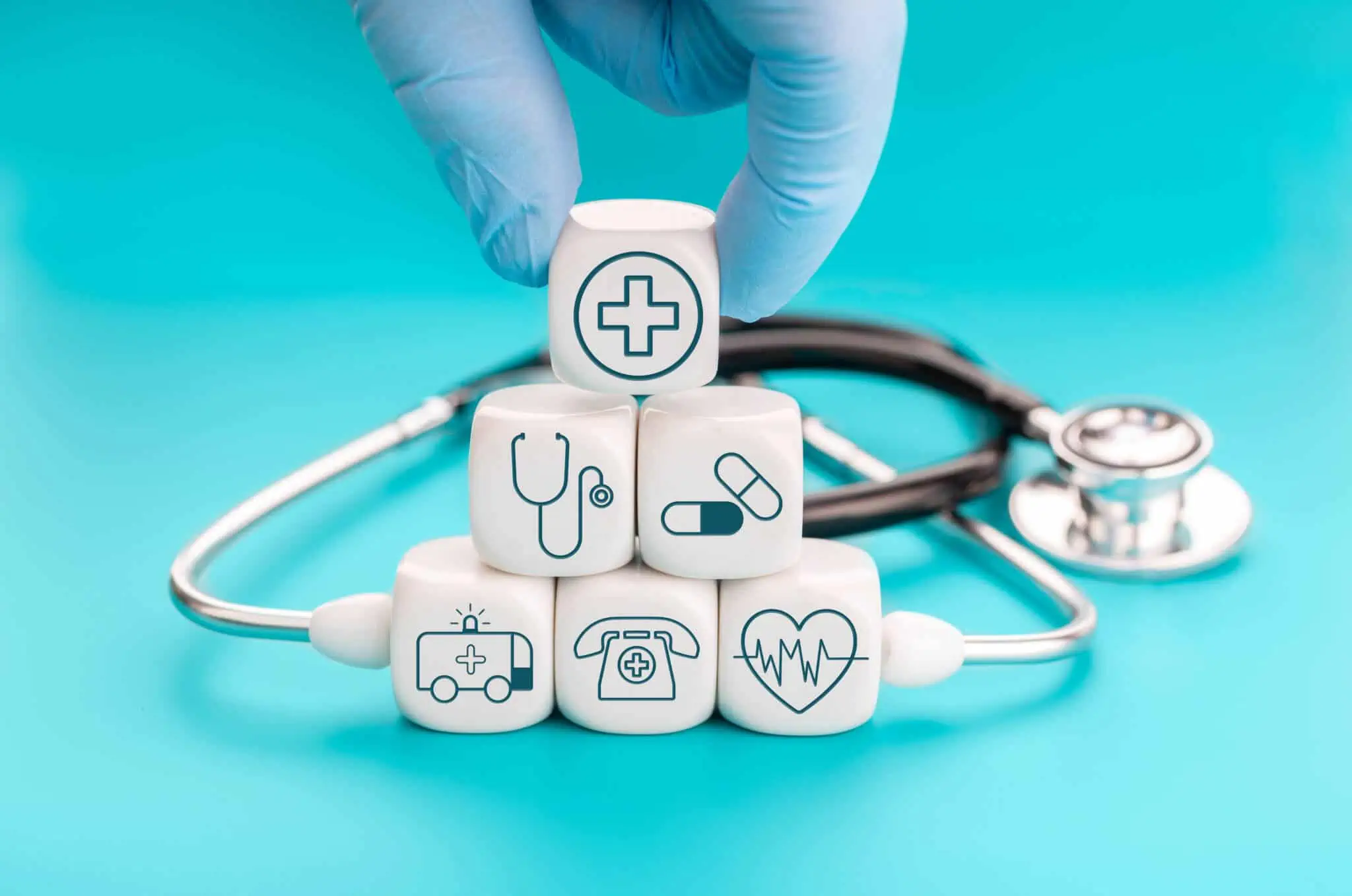 Cancro do pulmão e doenças graves: Adiar a proteção pode sair caro em fundo azul, uma mão com luva médica, coloca numa piramide de dados com símbolos de saúde a ilustrar como validar as faturas de saúde