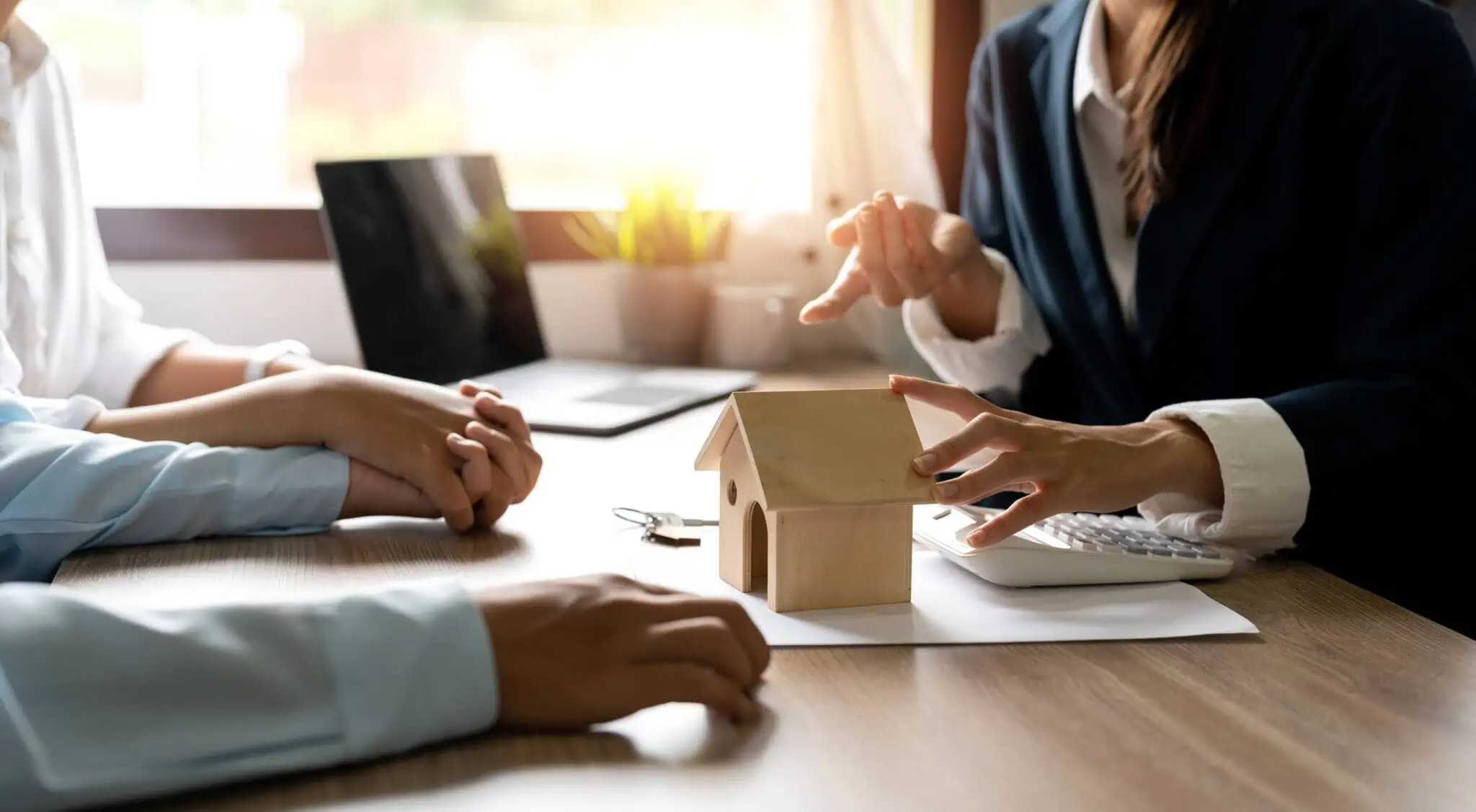 Euribor: Qual o impacto na minha prestação? Intermediária de crédito a explicar a um casal o impacto que a Euribor tem na sua prestação mensal da casa