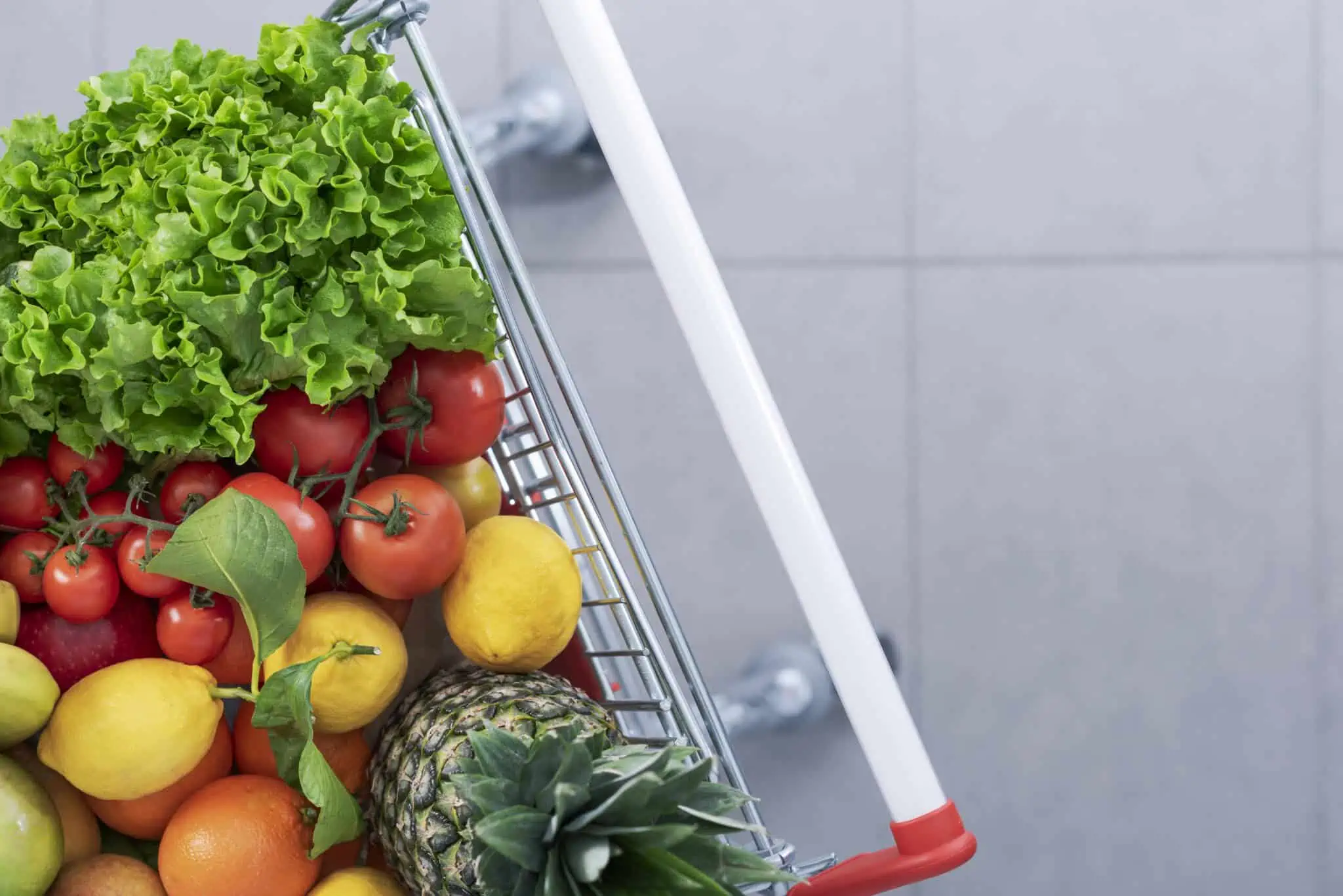 Alimentos com IVA 0% até outubro: Conheça a lista Carrinho de supermercado com compras