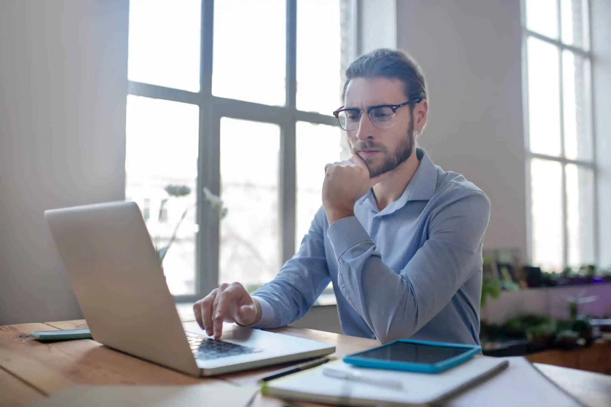 Jovem a usar o computador