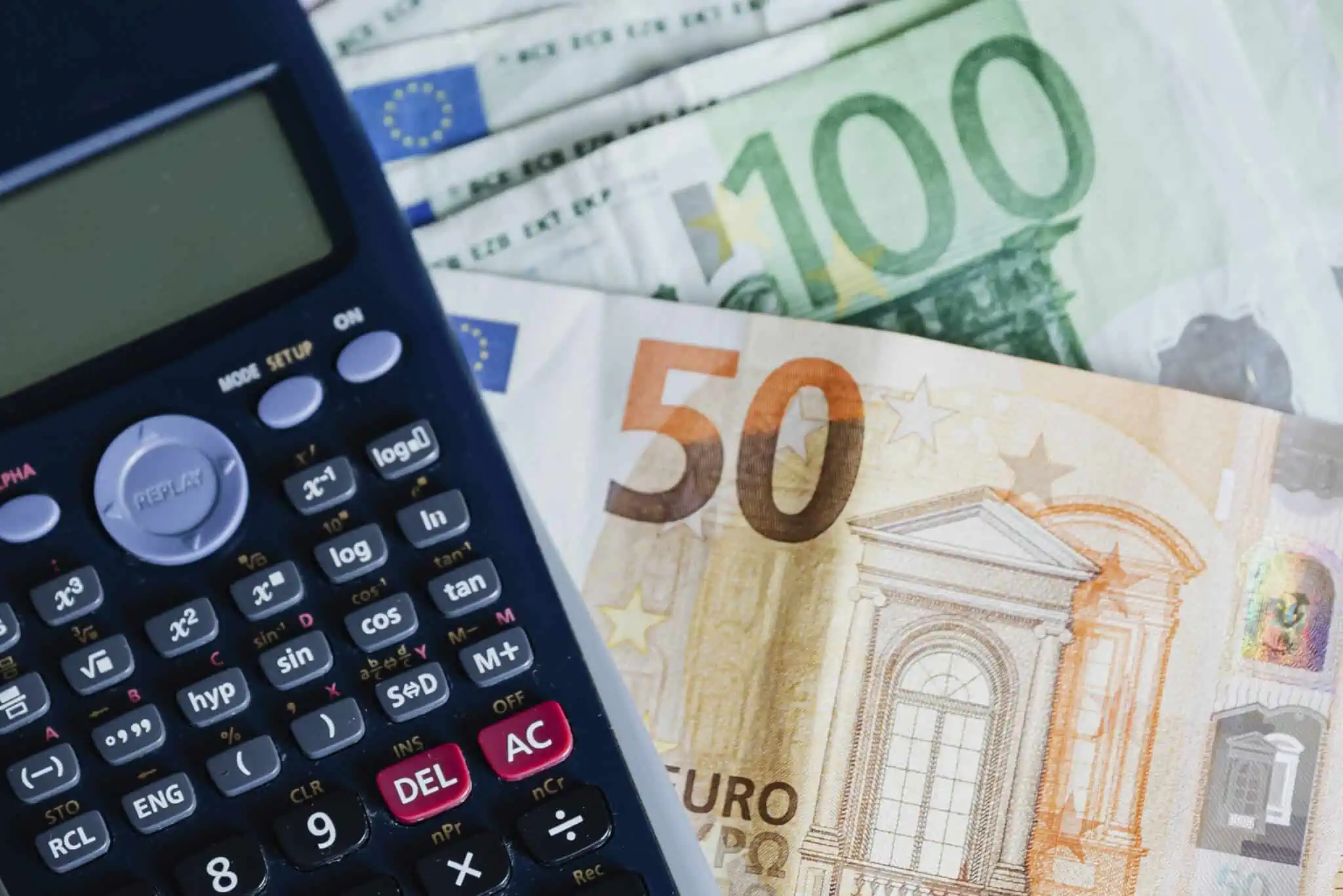 6 Dicas para Pagar Menos IRS em 2016 calculadora e notas para ilustrar como pagar menos IRS em 2016