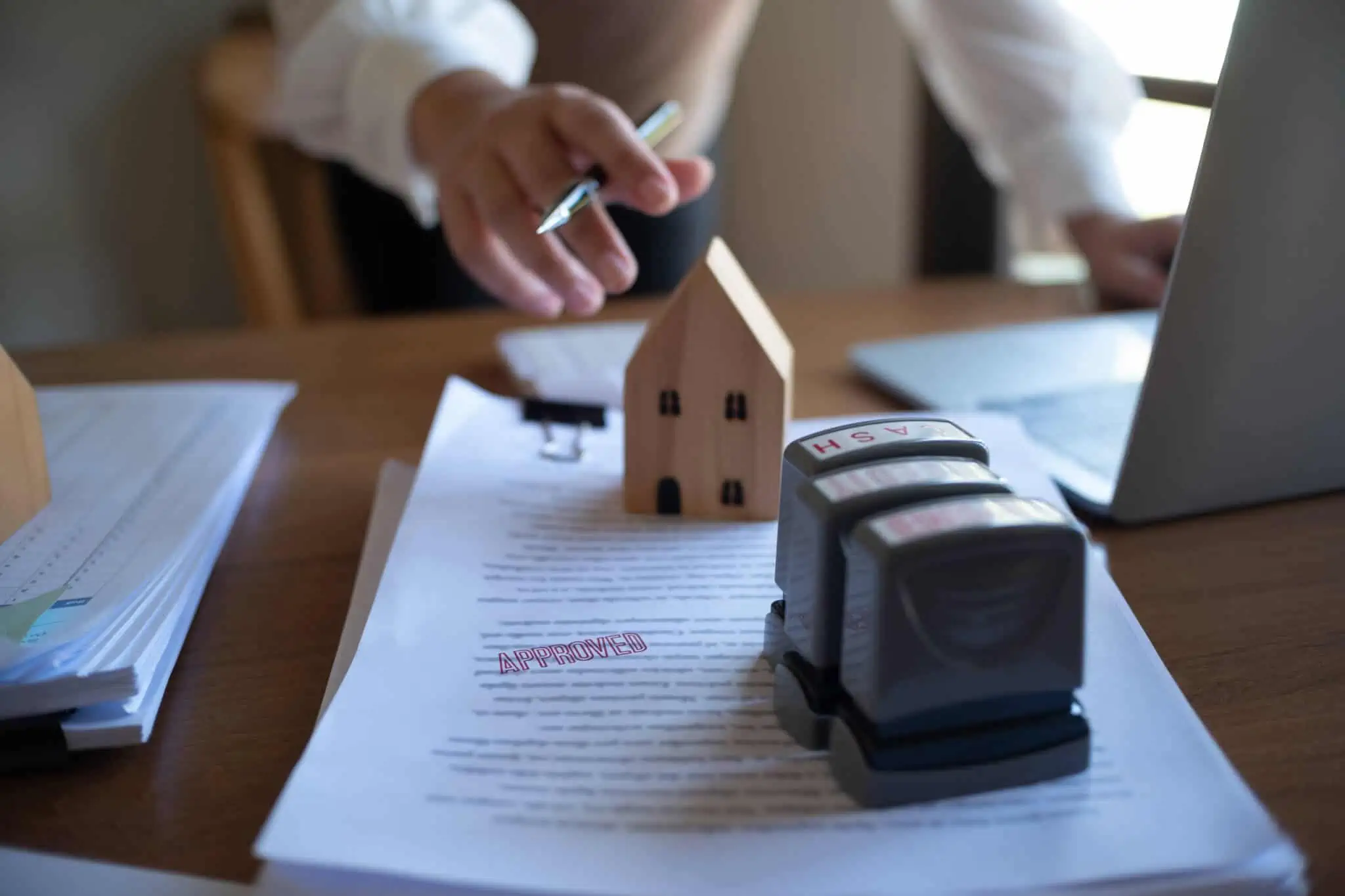 Sou fiador, posso pedir crédito habitação? contrato de crédito habitação com maquete de casa de madeira