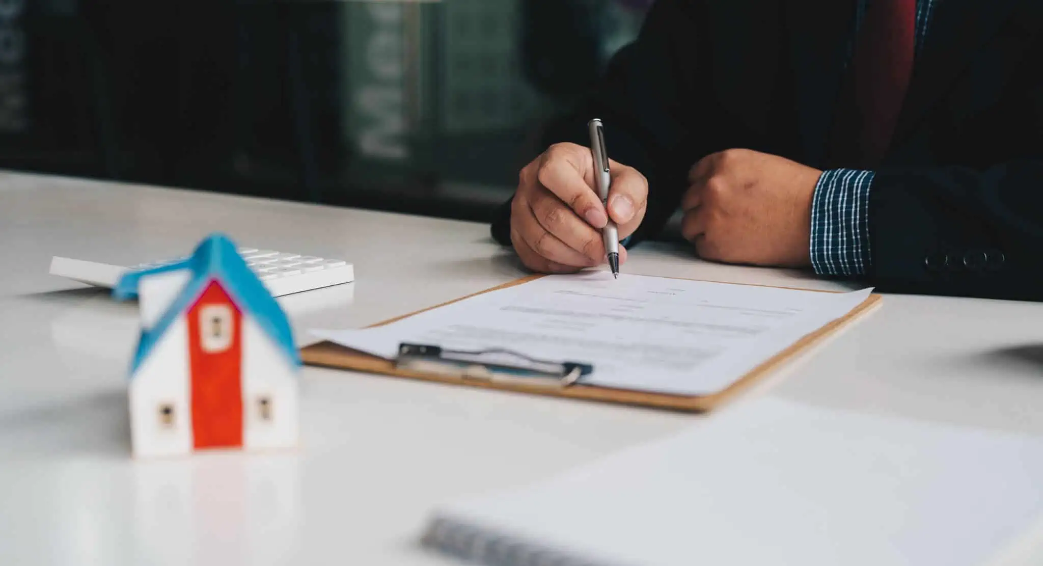 O que tem de constar num contrato com uma imobiliária? Pessoa a assinar depois de saber o que deve constar num contrato com uma imobiliária