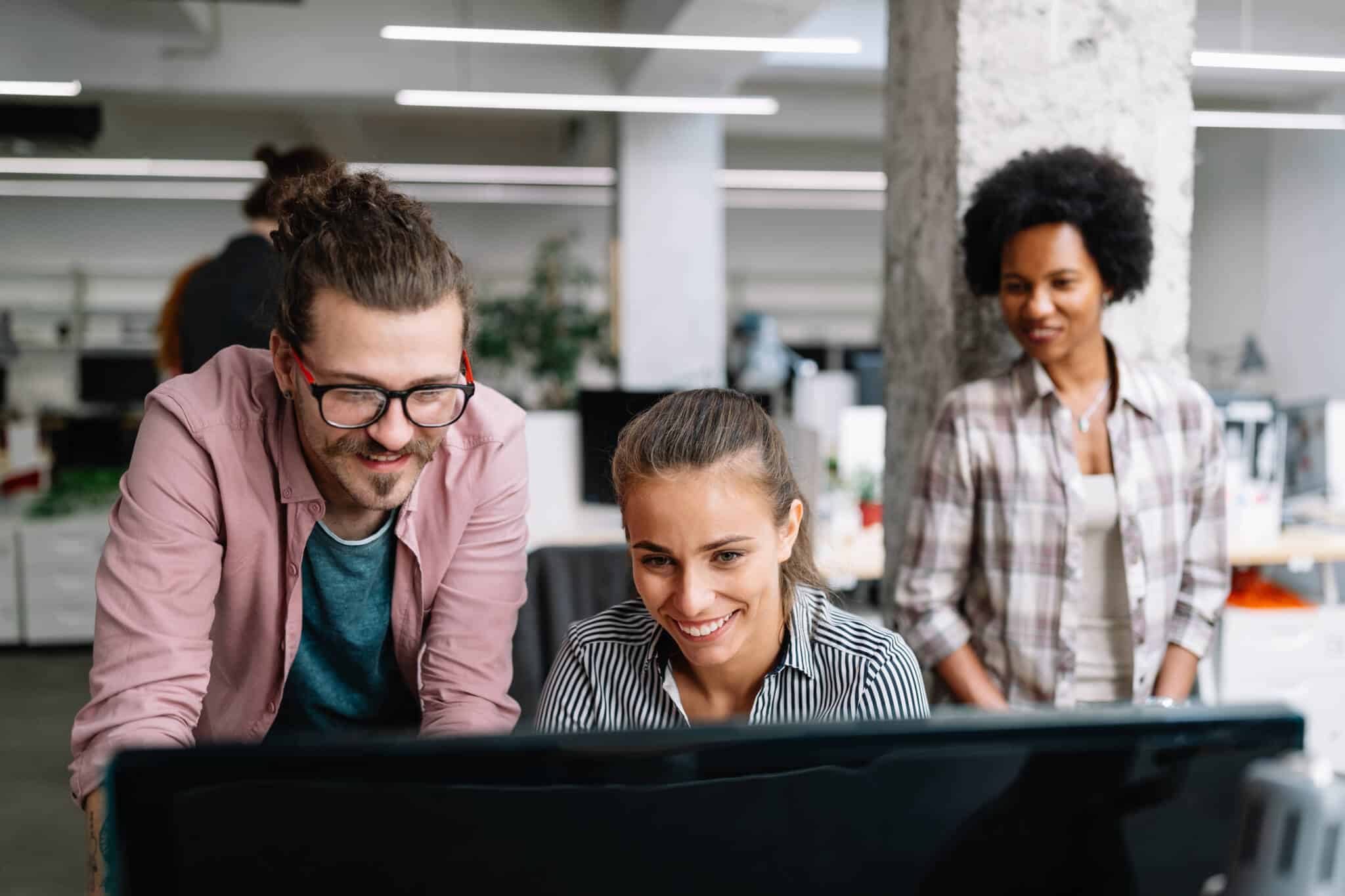 Como medir a produtividade no trabalho Trabalhadores felizes