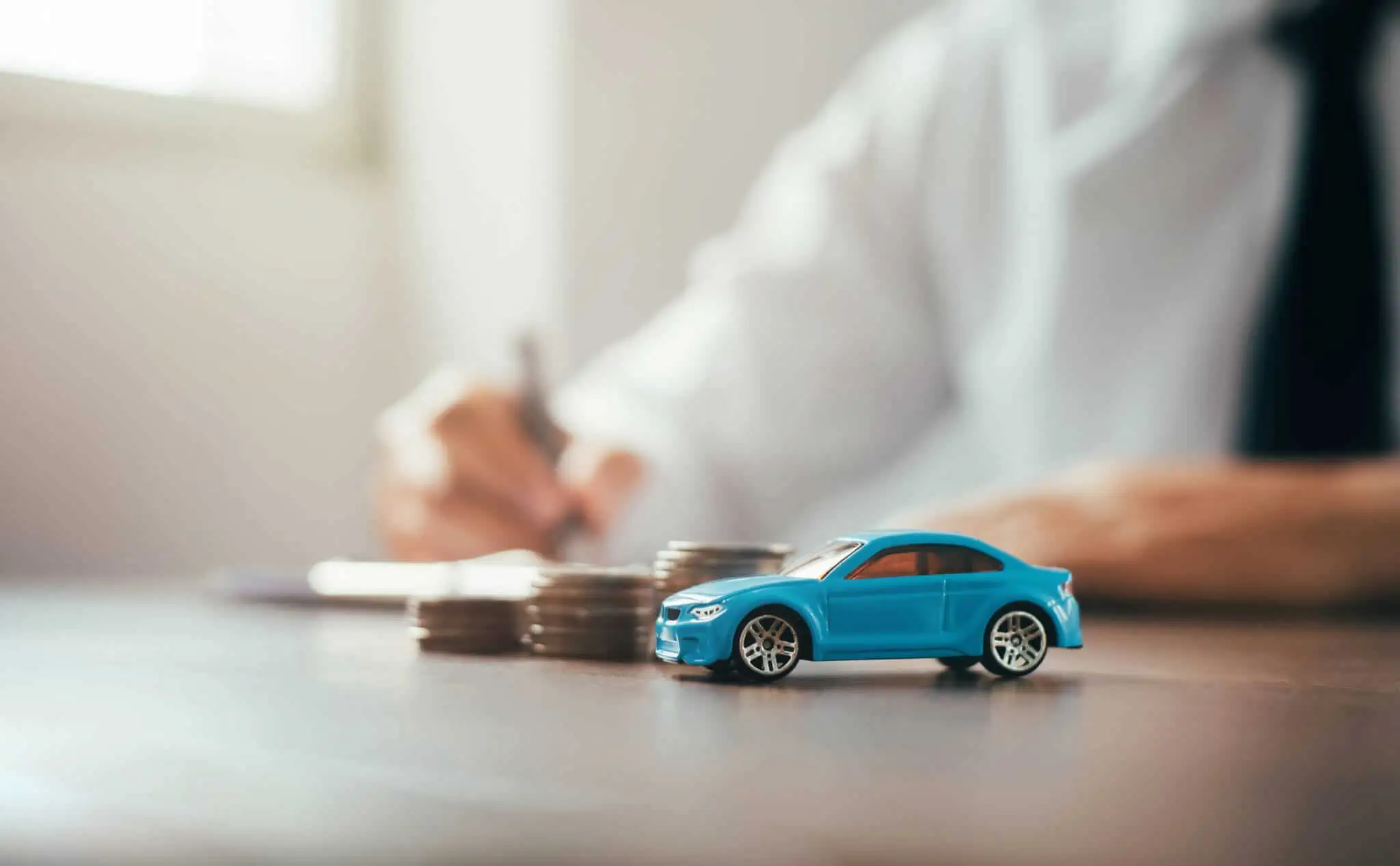 Quer reduzir os encargos com o seu crédito automóvel? O que pode fazer pessoa a fazer contas para reduzir os encargos com o seu crédito automóvel