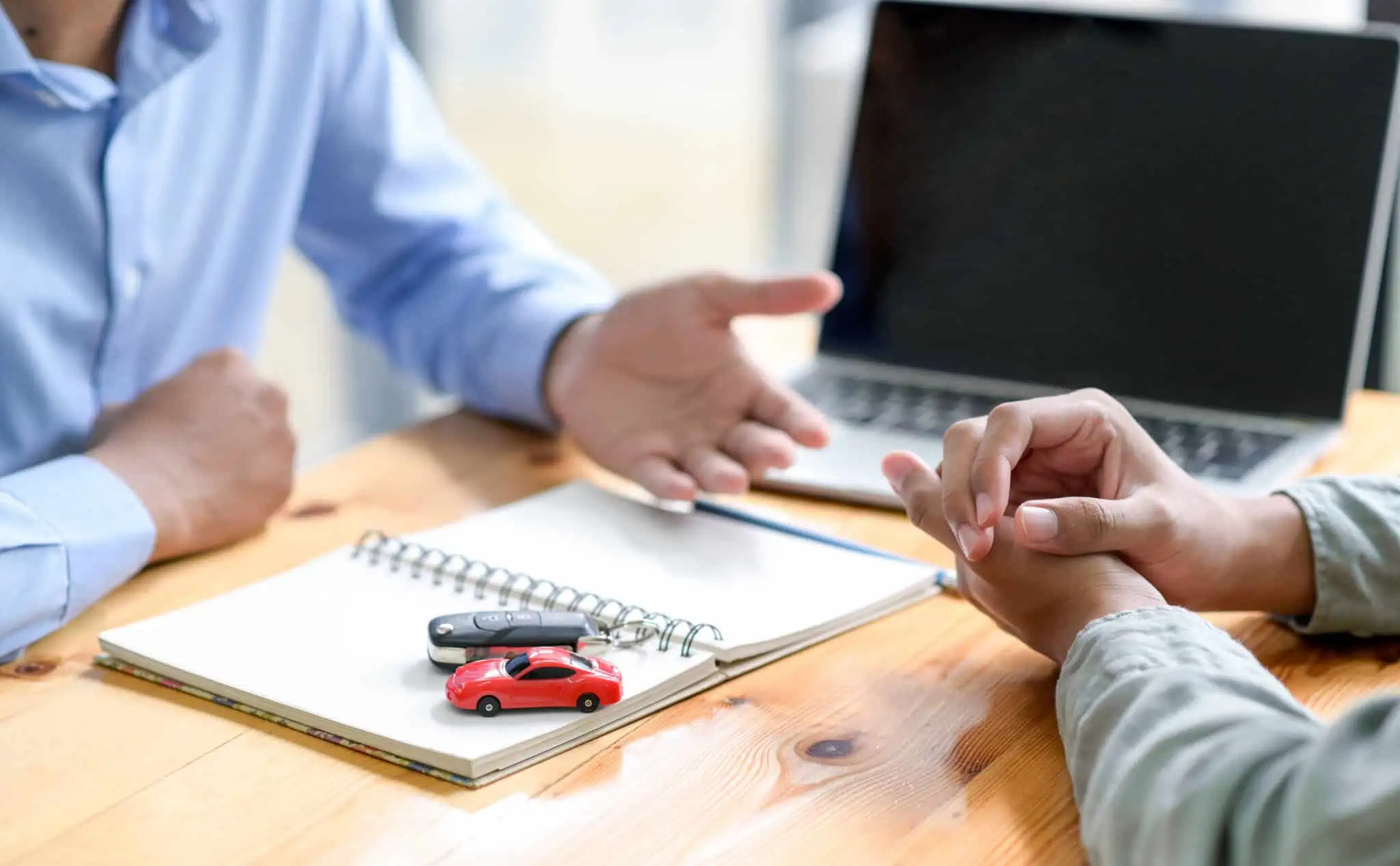 Cliente a questionar funcionário de uma instituição de crédito sobre os juros do seu crédito automóvel