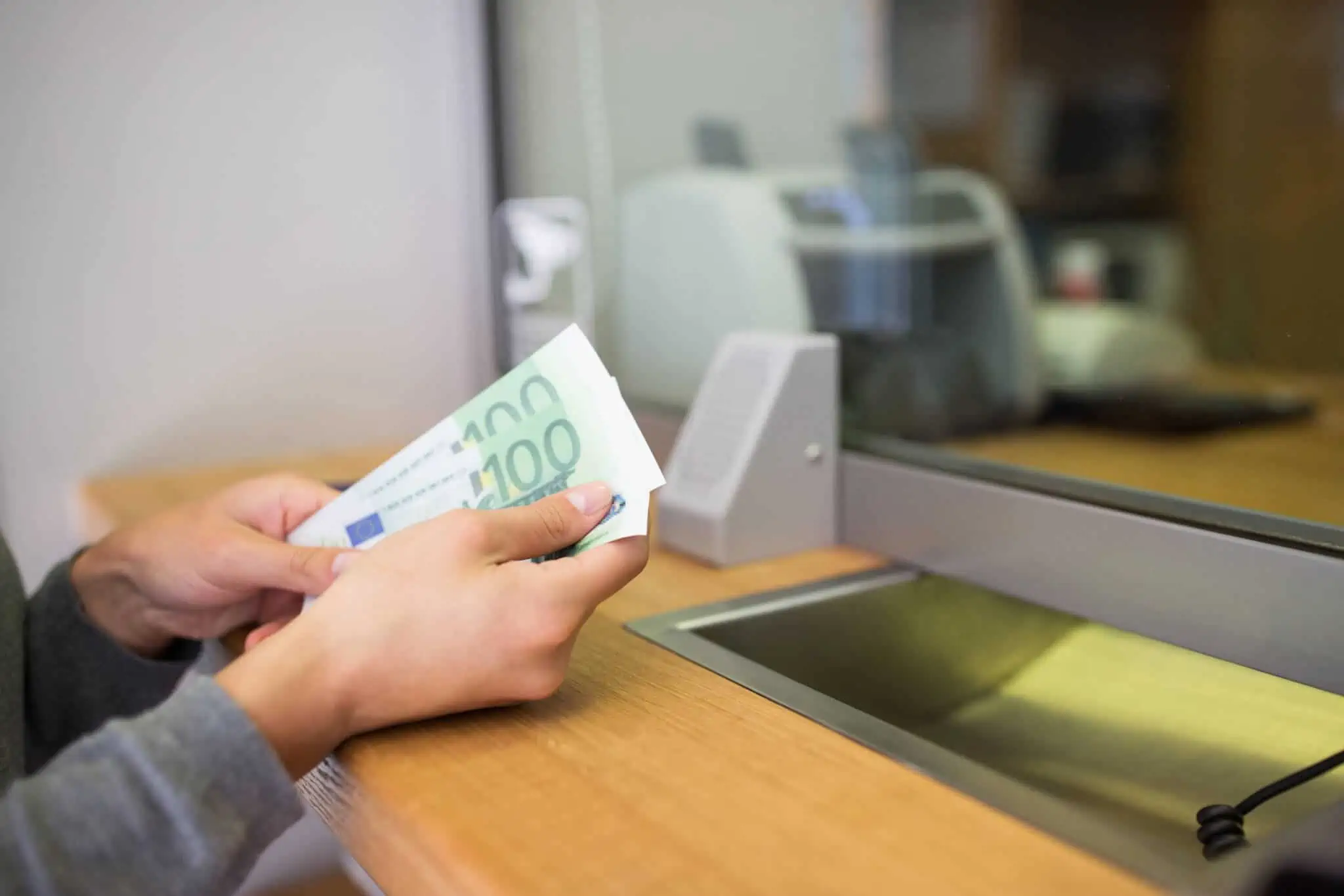 mulher a depositar dinheiro no banco