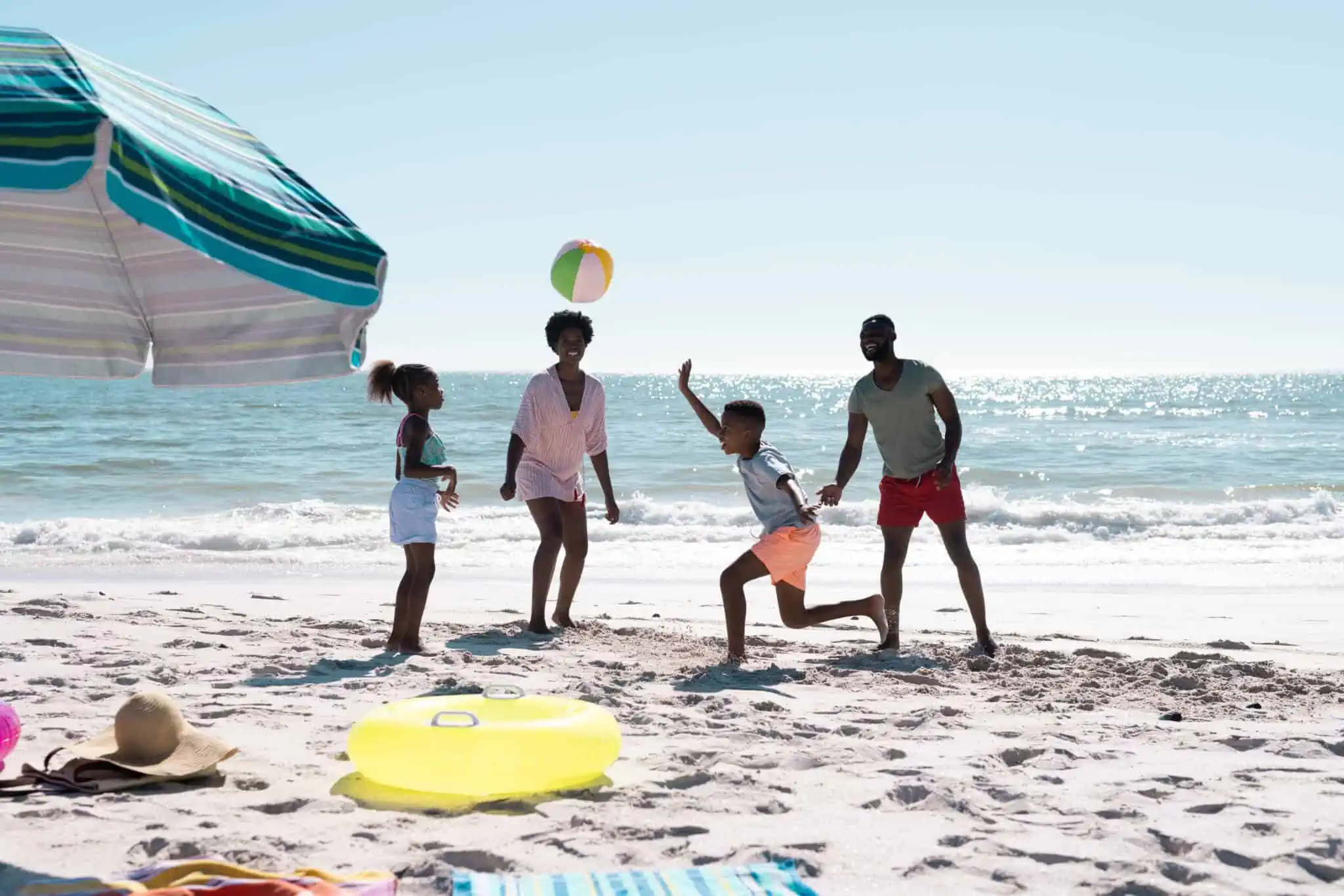10 atividades para fazer com os seus filhos este verão sem gastar muito familia com duas crianças, na praia, a fazer atividades com filhos em tempo de férias