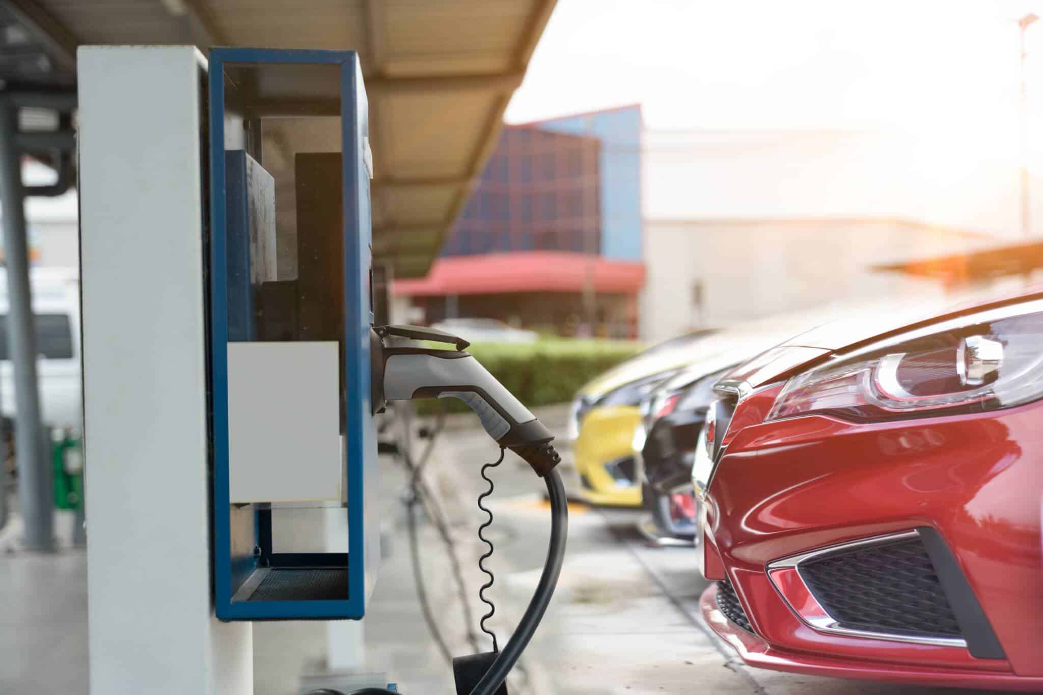 estacção de carregadores ilustra a crescente compra de carros elétricos em Portugal
