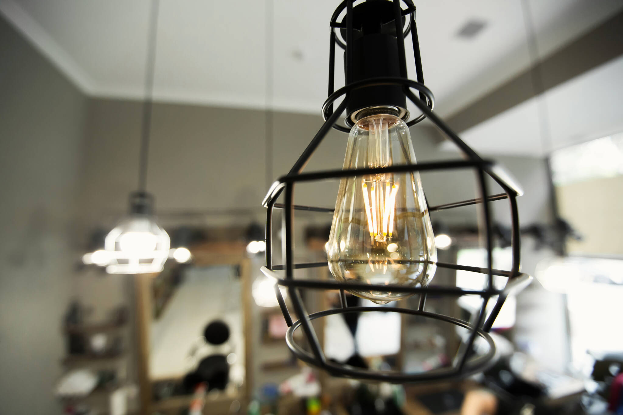 Preços da eletricidade: O que muda a partir de julho? Candeeiro de teto com lâmpada acesa