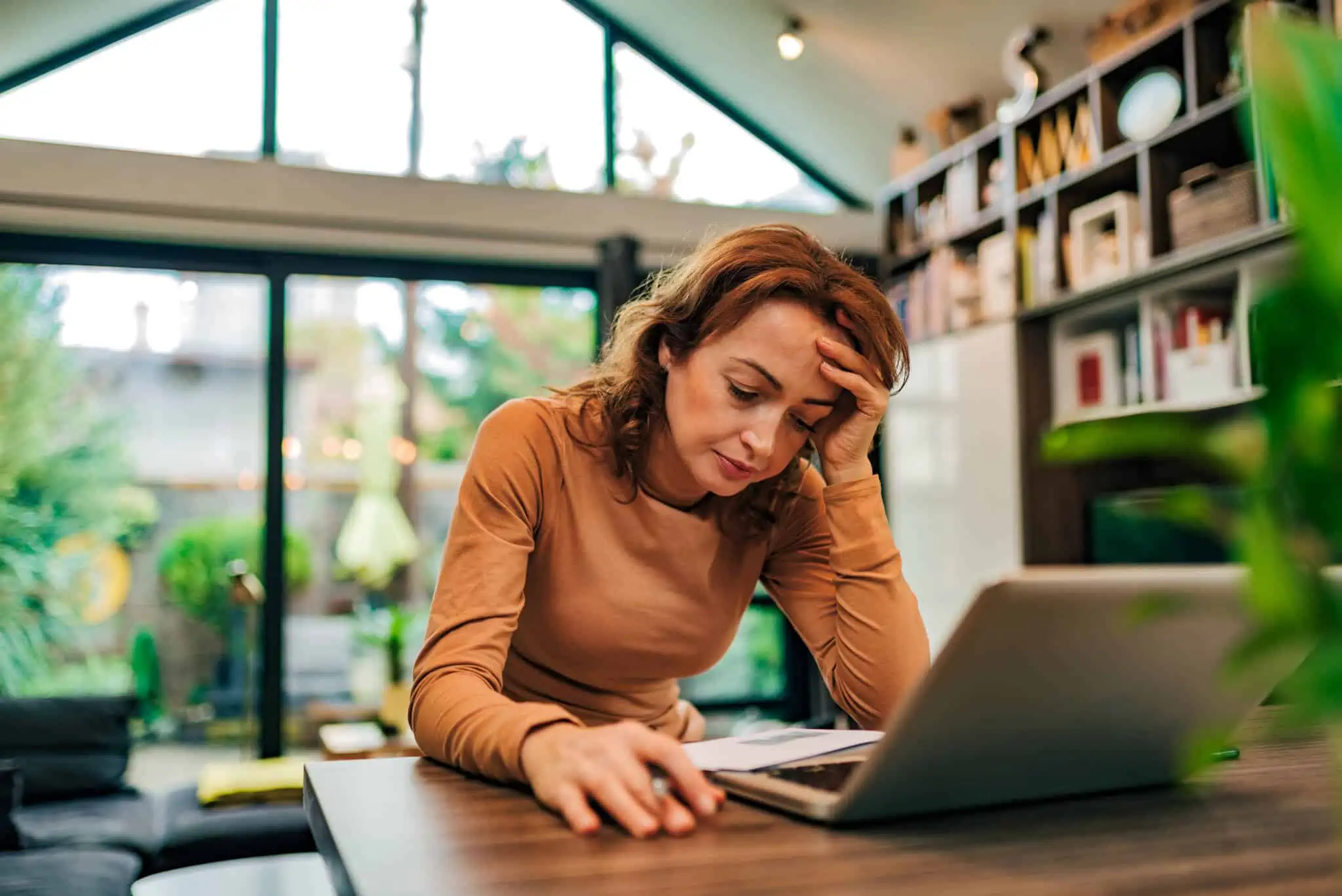 O que fazer quando um cliente não paga? Saiba como cobrar mulher empresária a pensar no que fazer quando um cliente não paga