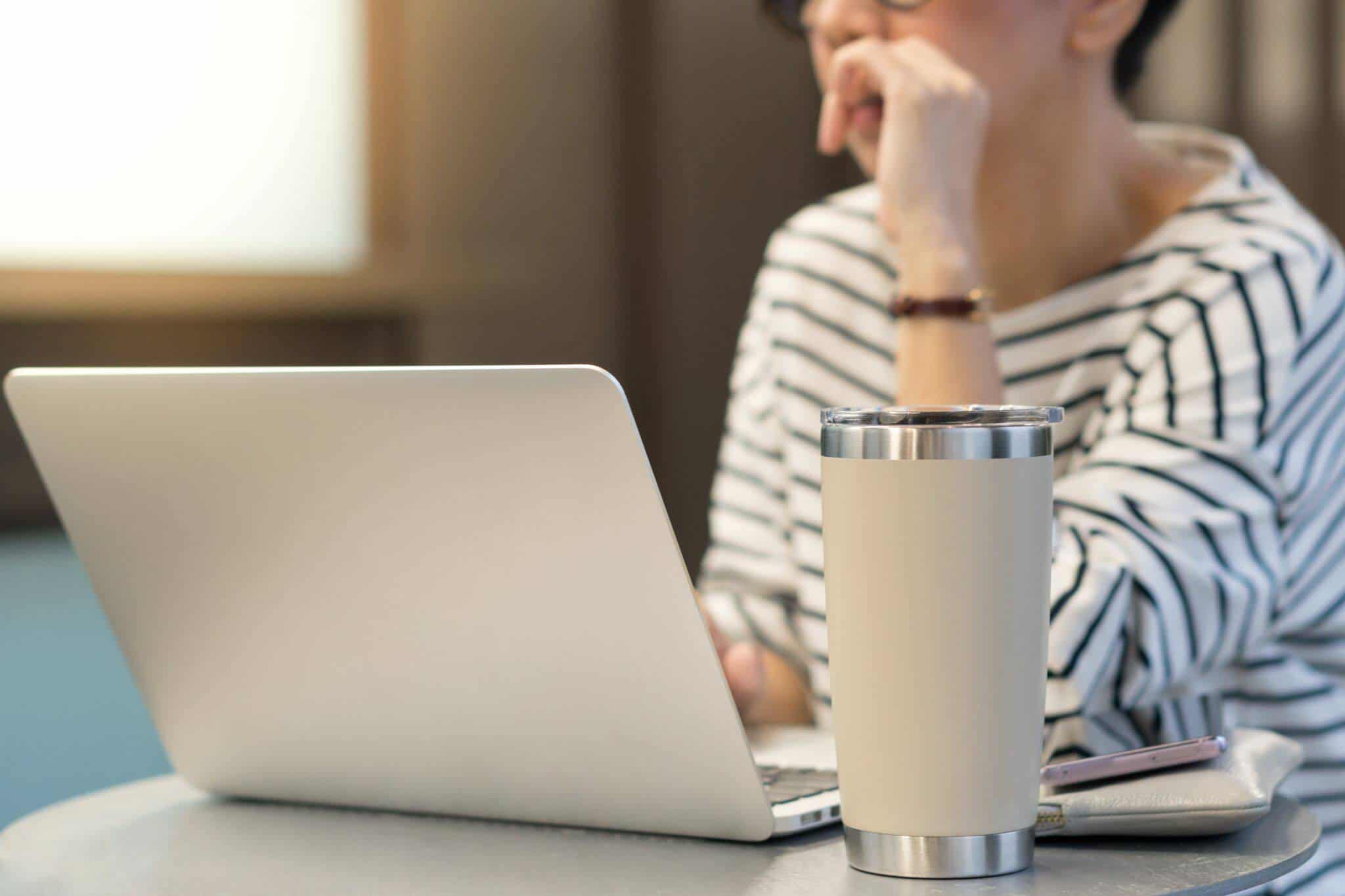 mulher sentada com à frente do computador