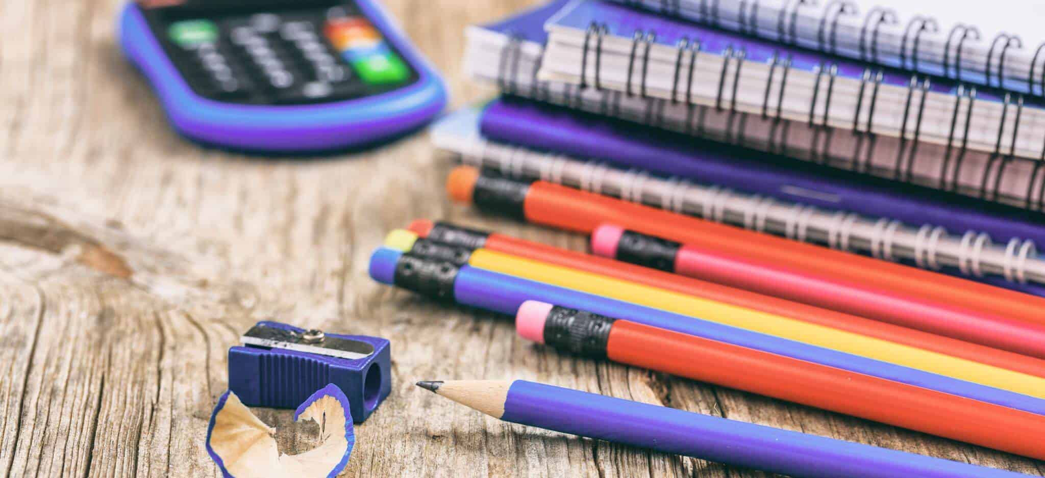 material para regresso às aulas: calculadora, afia, lápis e cadernos