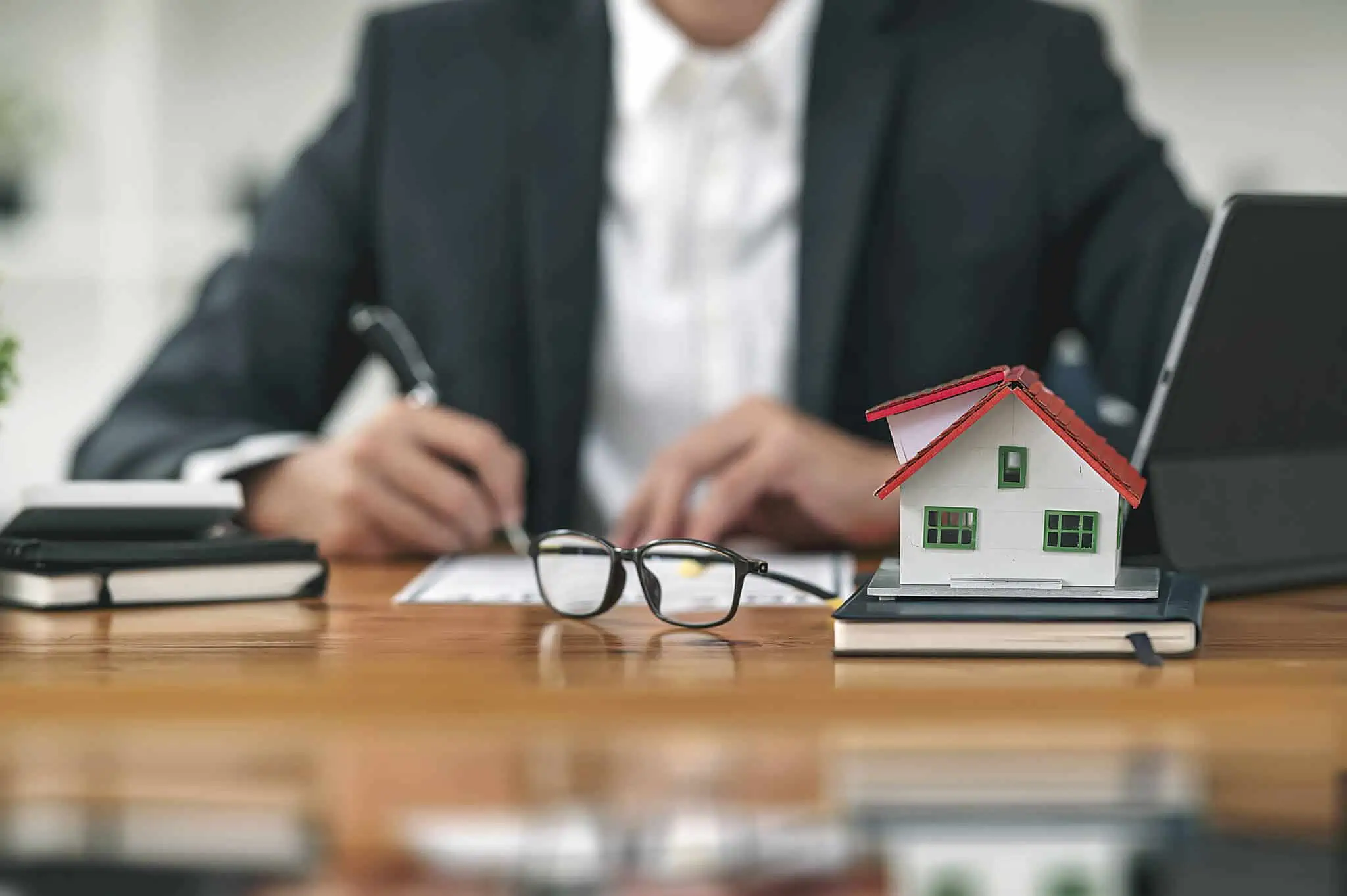 Precisei de fiadores para ter um crédito habitação: Posso retirá-los? trabalhador do banco a analisar a possibilidade dos fiadores para um crédito habitação serem removidos do contrato