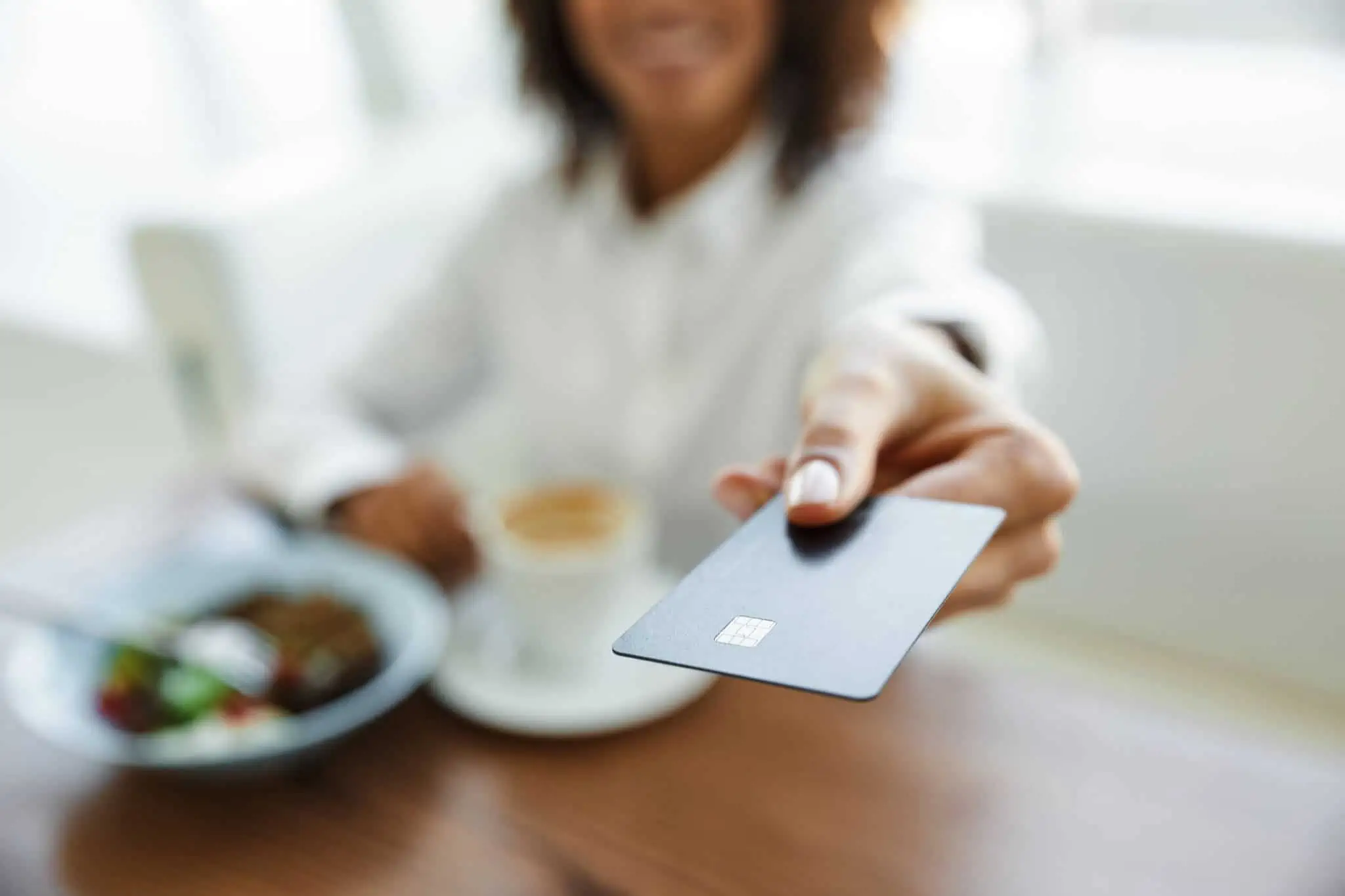 De que forma pode ser pago o subsídio de alimentação? mulher a pagar a sua refeição com o seu subsídio de refeição pago em cartão