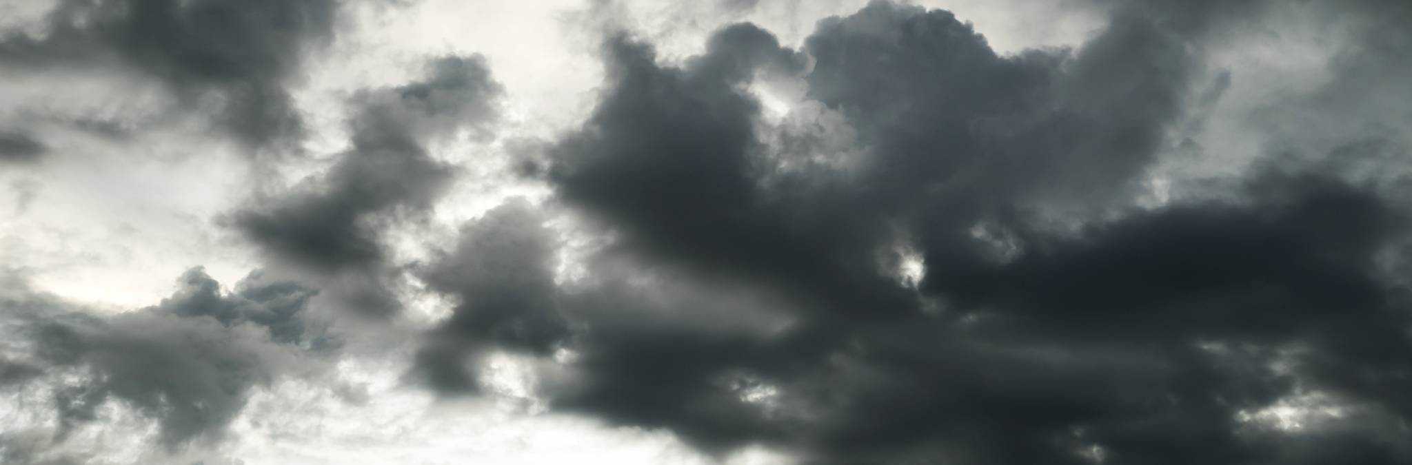 Só se lembra do seguro da casa quando chove? nuvens negras