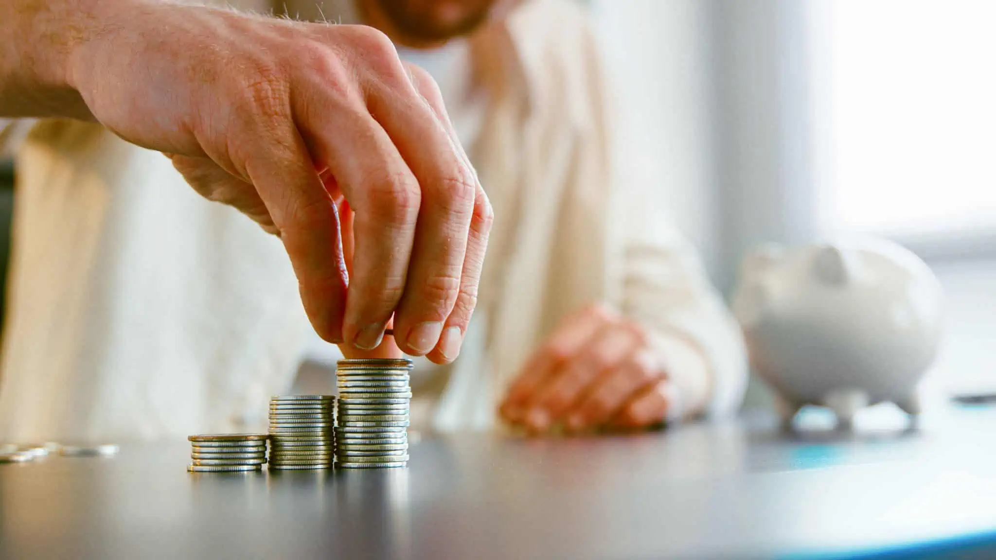 casal a tratar da sua poupança após implementar novas estratégias