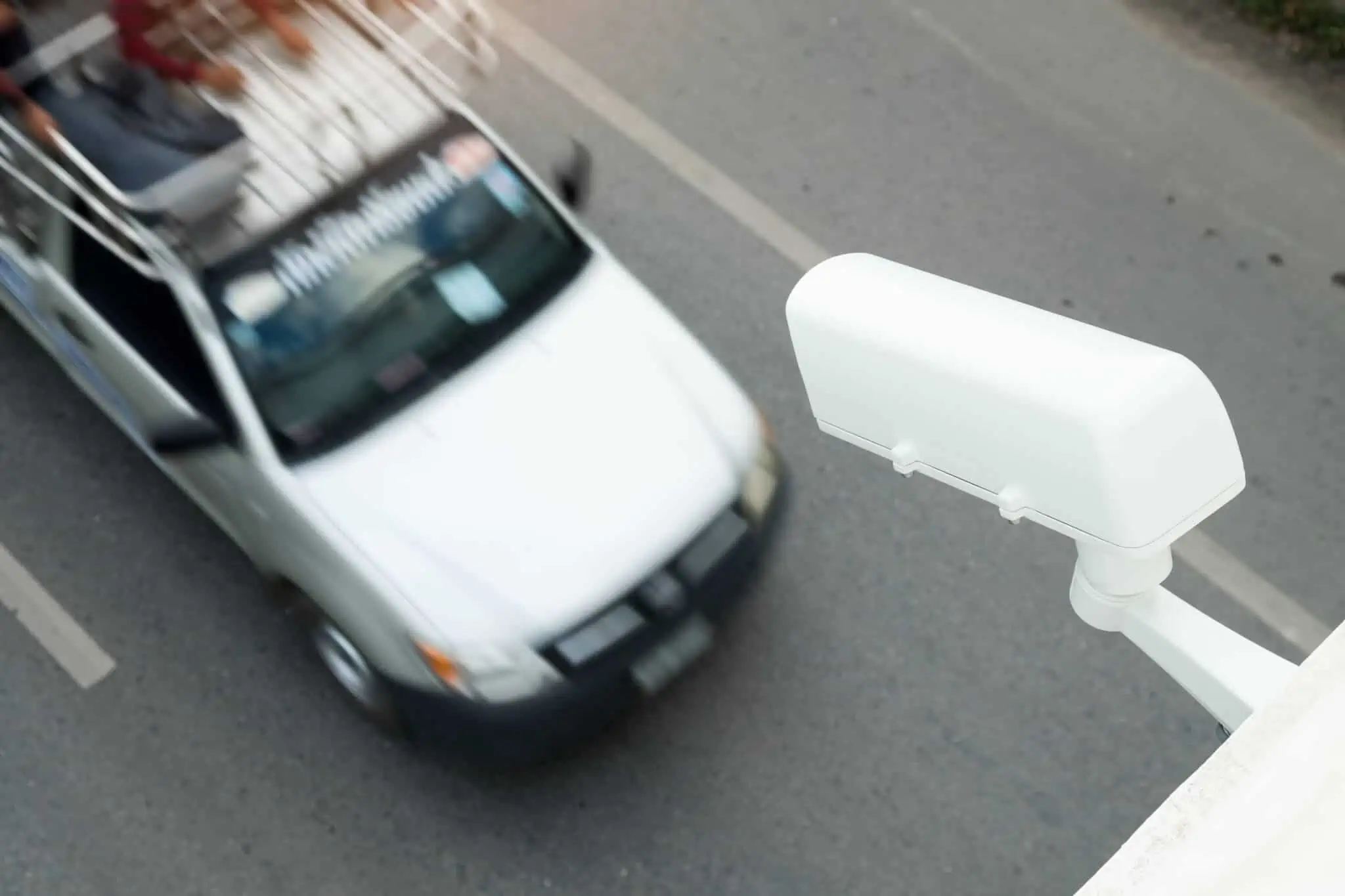 Novos radares de velocidade: Saiba onde estão e como funcionam carro a passar por debaixo de viaduto com câmara, um dos novos radares de velocidade