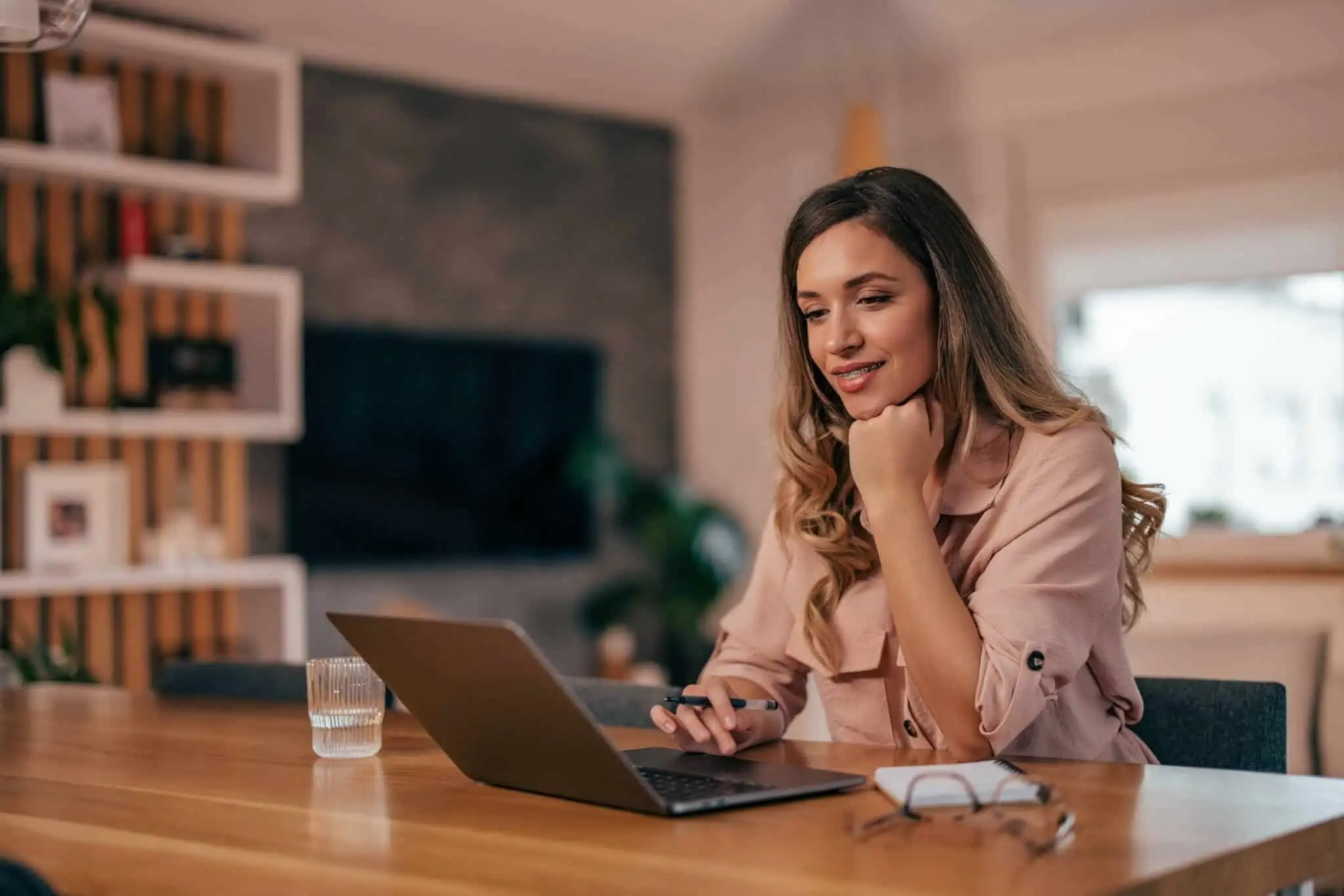 Como preparar um CV para ferramentas de inteligência artificial jovem à procura de emprego a criar currículos criativos online