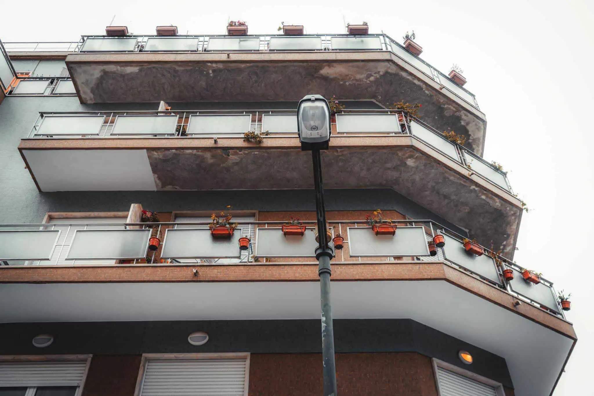 fachada de prédio com varandas