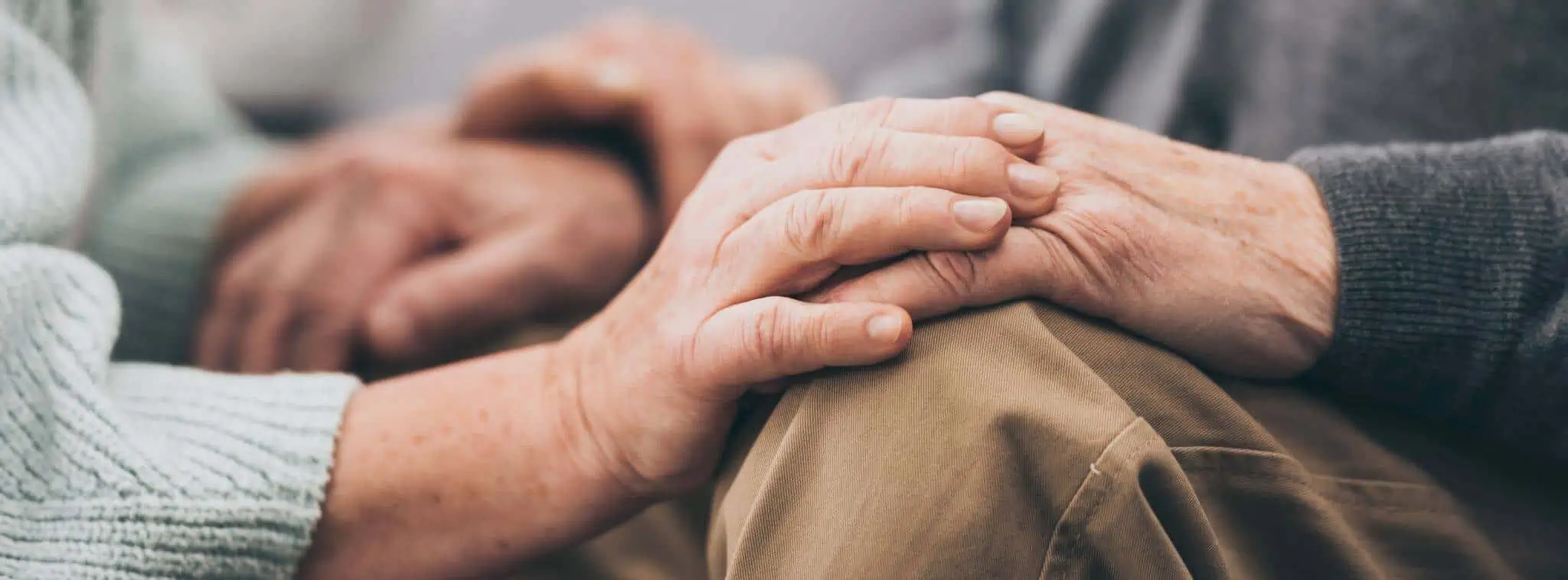 PPR: Quais os benefícios fiscais no IRS? mãos de casal de reformados