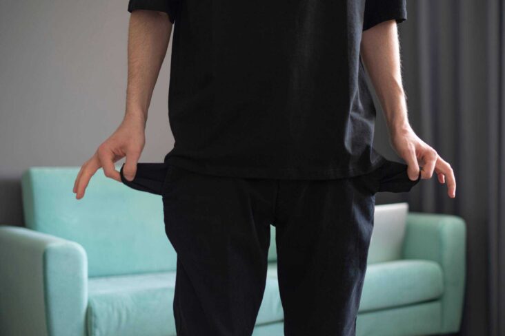 Homem a mostrar bolsos vazios