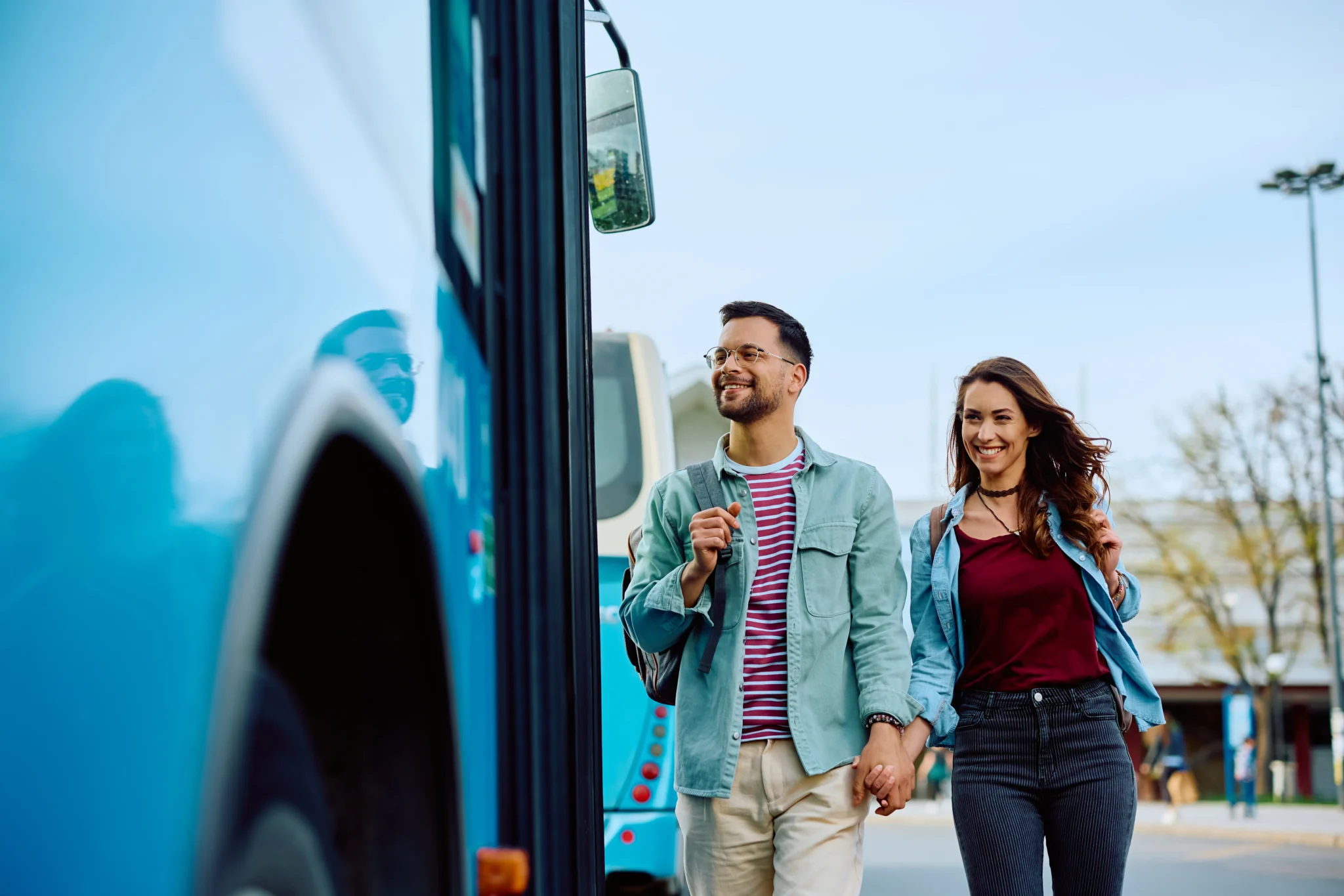 casal entra em transportes públicos, mostrando como poupar nos transportes