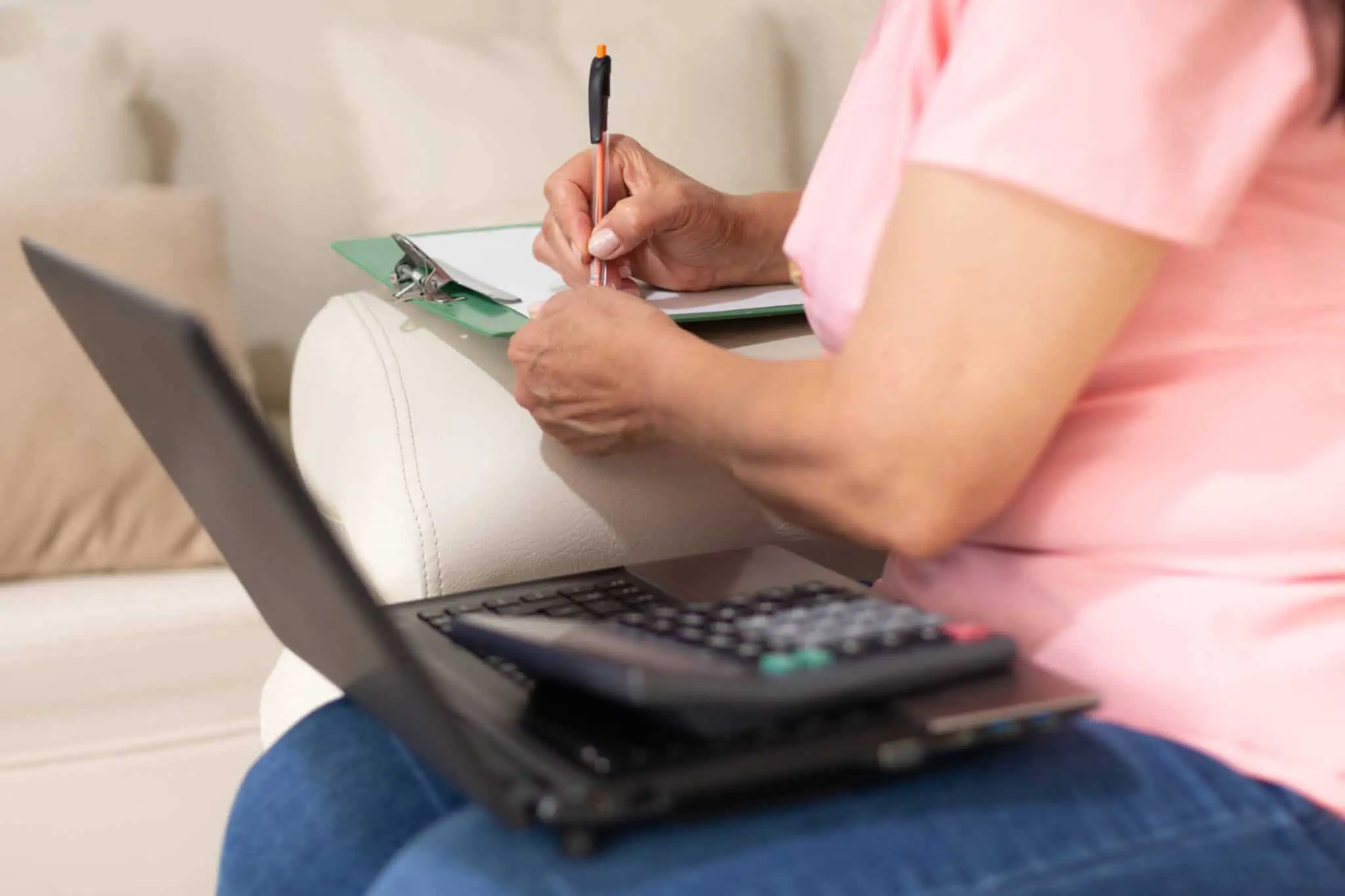 Recibos verdes e Segurança Social: As regras e os descontos mulher a trabalhar com computador e calculadora