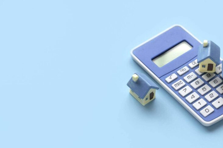 calculadora e casas pequenas azuis