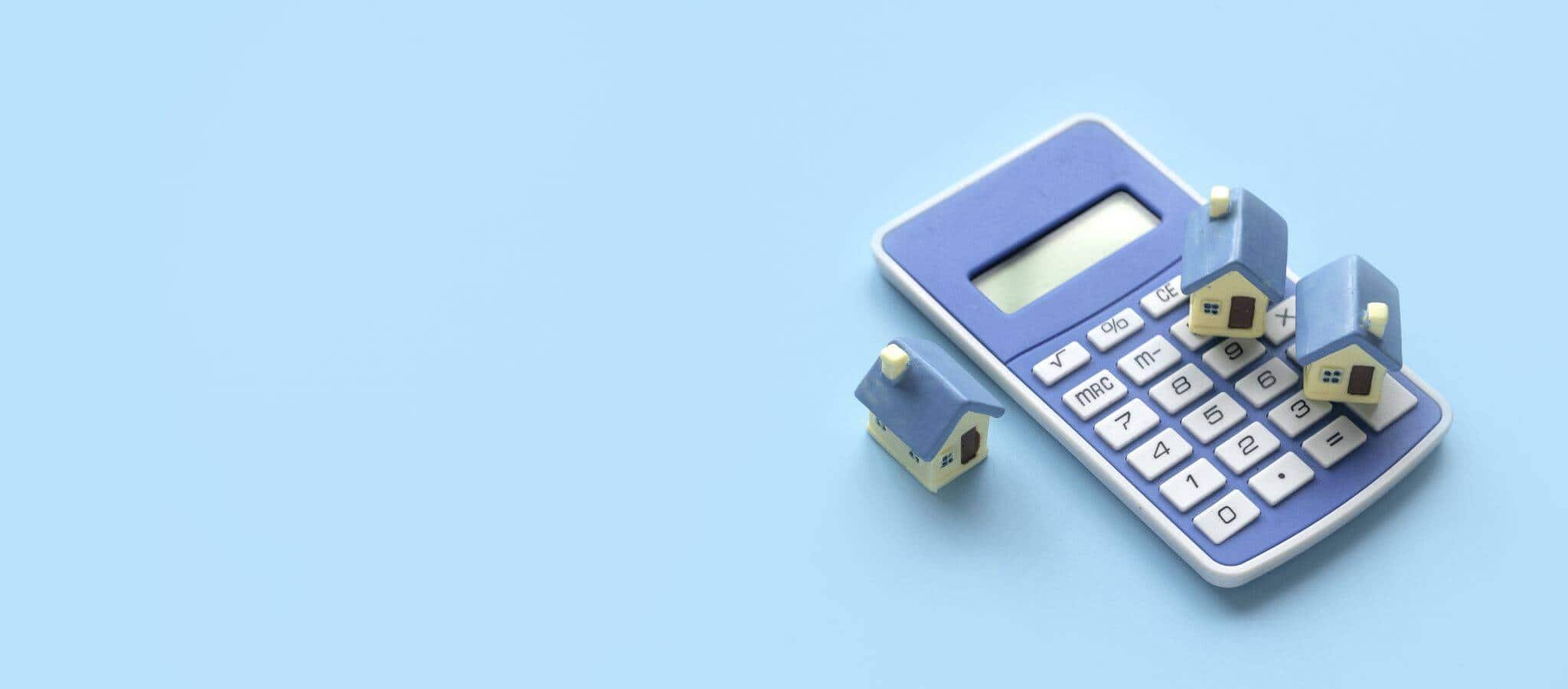 calculadora e casas pequenas azuis